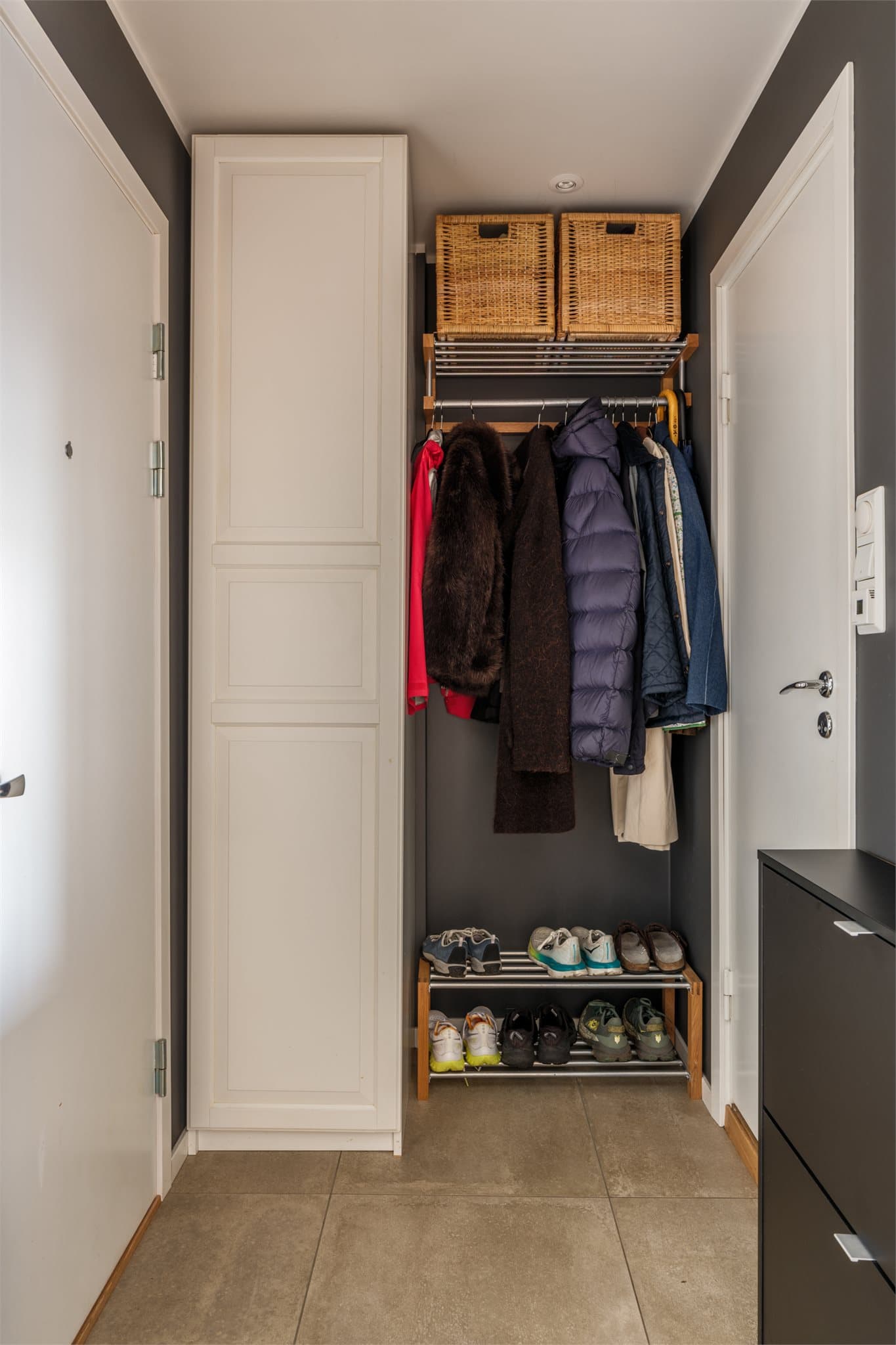 Entreen har flislagt gulv og plass til oppbevaring av sko og yttertøy.