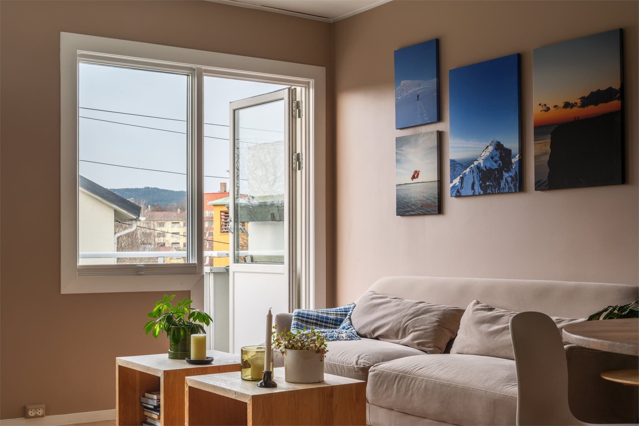 Gjennomgående en-stavs parkett og en gjennomtenkt fargepalett gir et helhetlig inntrykk.