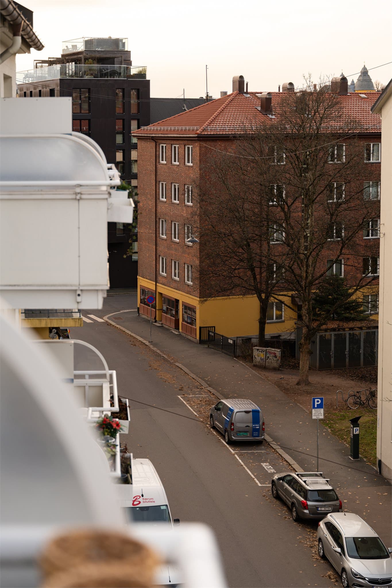 Beliggenheten er tilbaketrukket og fredelig, men likevel med byens puls rett rundt hjørnet.