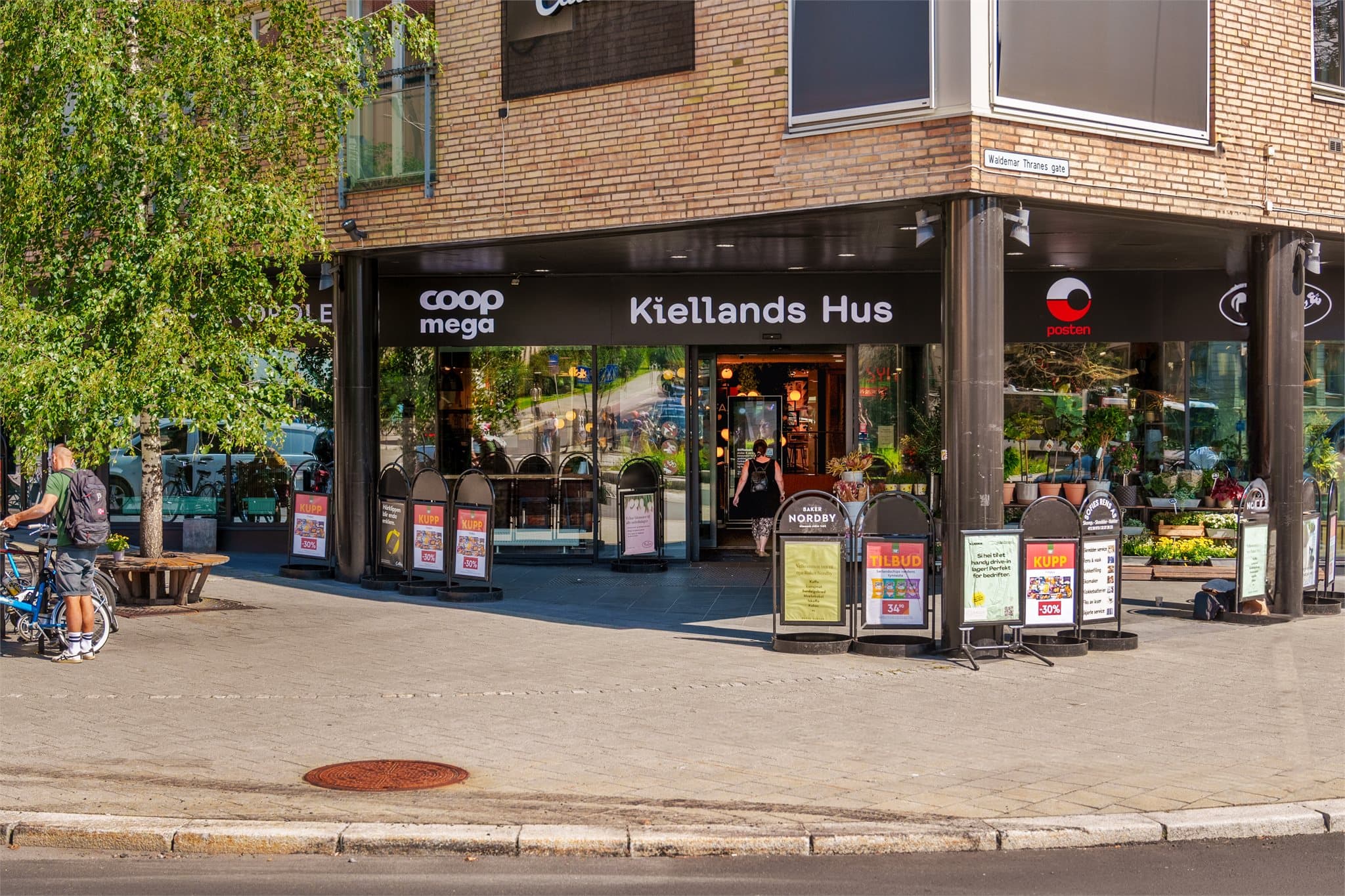 Like ved ligger også Kiellands Hus, et praktisk nærsenter med Coop Mega med ferskvaredisk, apotek, vinmonopol, blomsterbutikk, bokhandel, bakeri og kafeer.