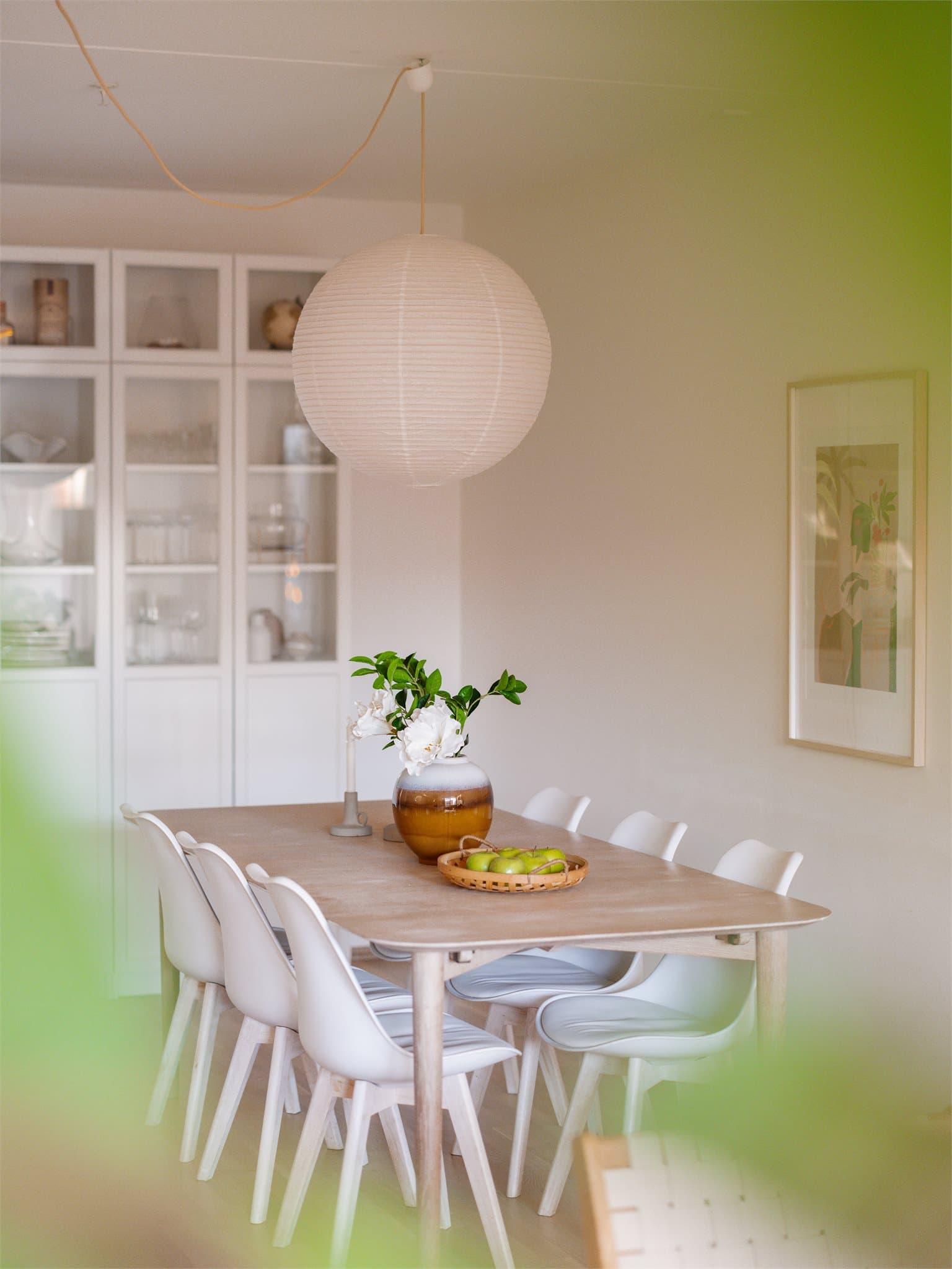 God plass til et langbord for hyggelige sammenkomster med familie og venner.