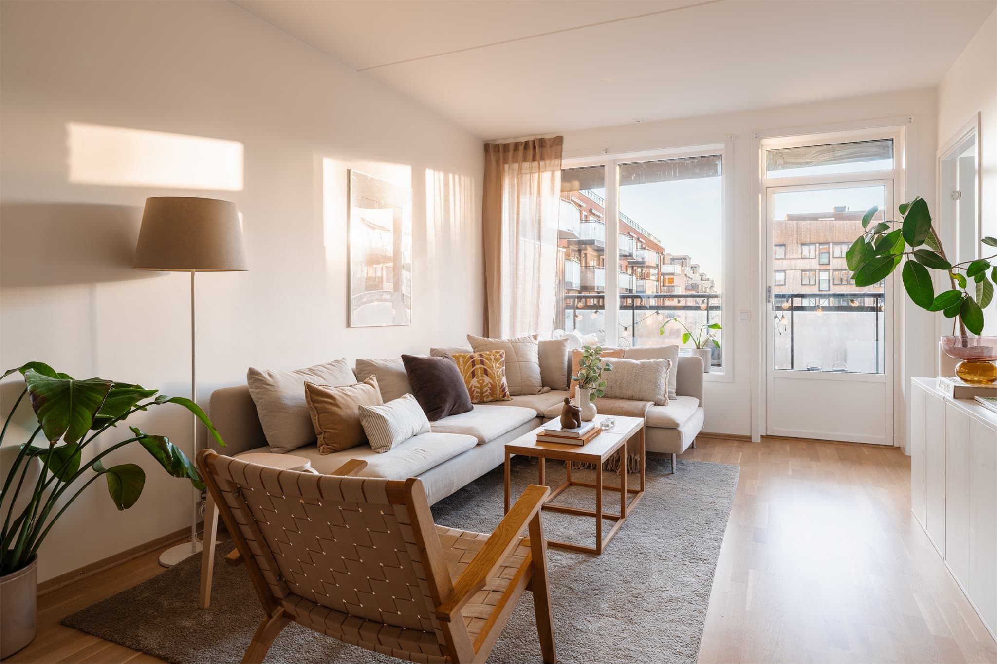 Stuen har store vindusflater som gir rikelig med naturlig lys og en luftig atmosfære.