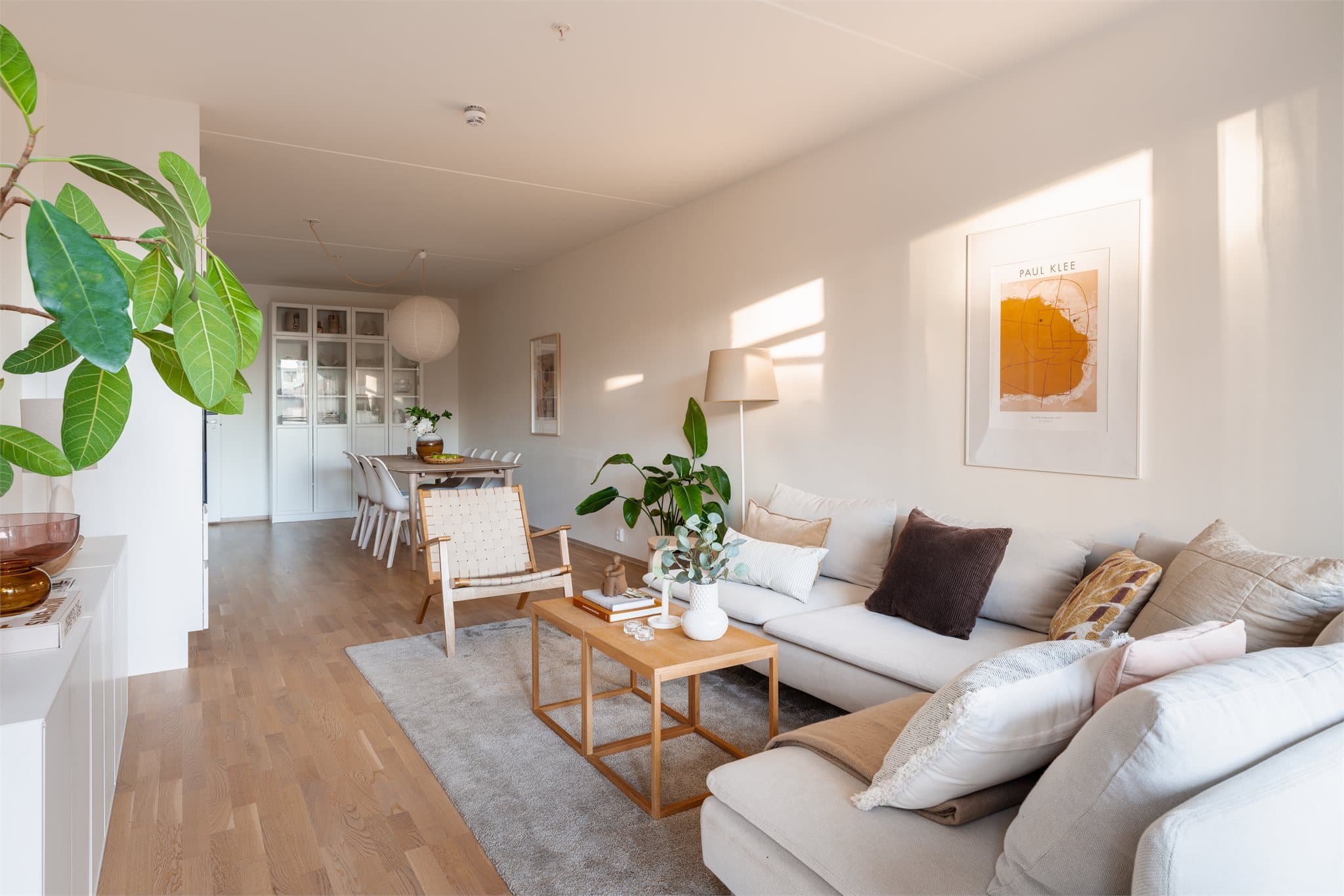 Den åpne løsningen gir fleksible møbleringsmuligheter for både sofagruppe og spisebord.