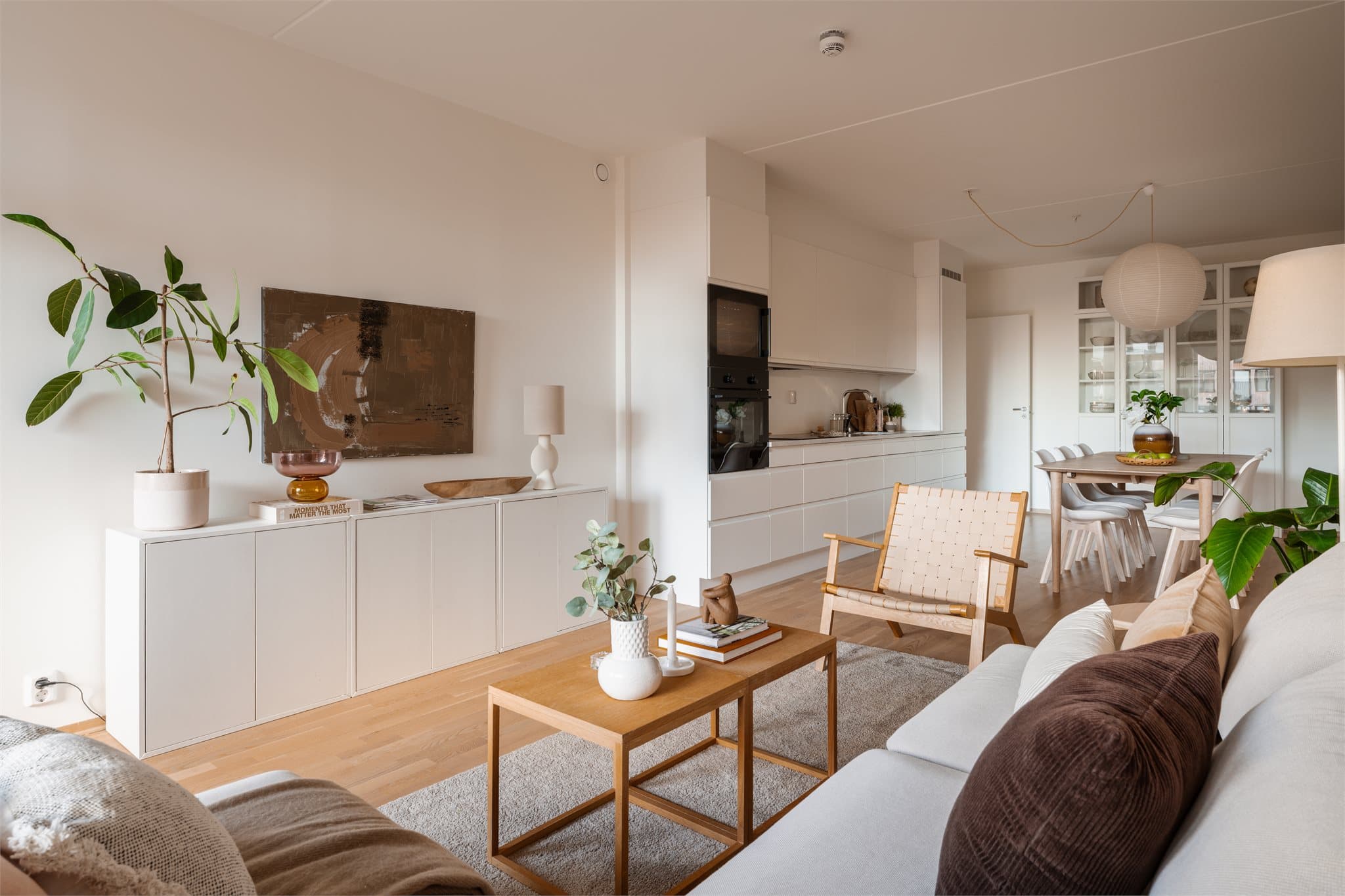 Leiligheten ligger godt til 5. etasje hvor man kan nyte gode solforhold.