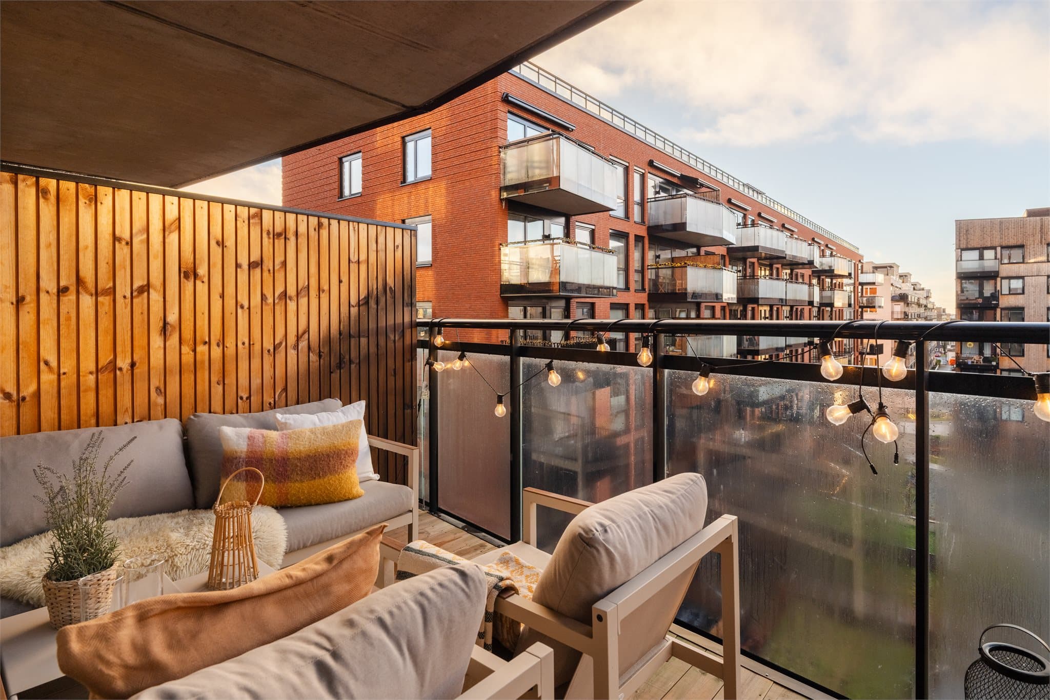 Dette er en nyere og gjennomgående 4-roms leilighet med god standard og sørvestvendt balkong på 6.5m²