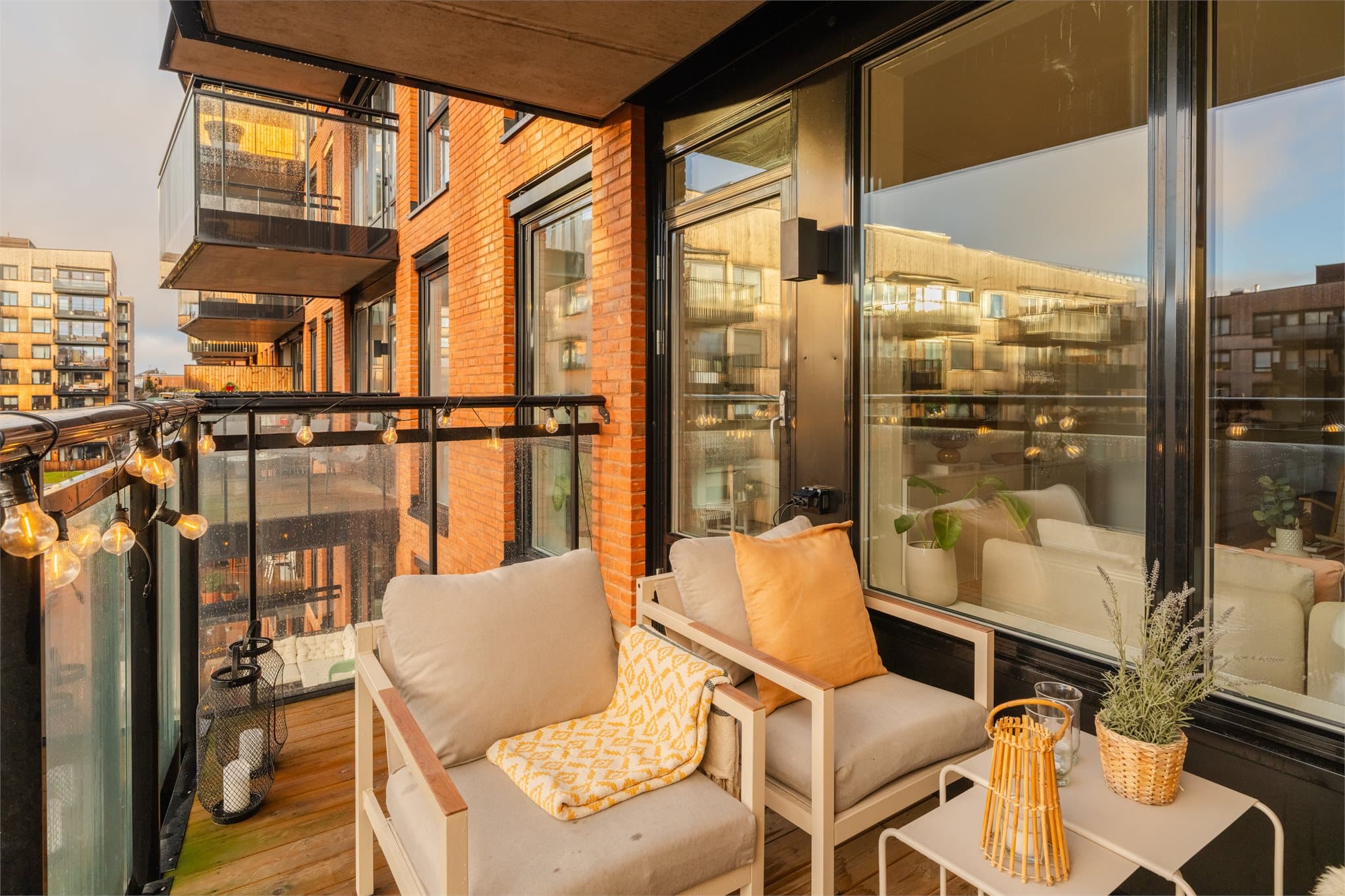 På sommer halvåret fungerer balkongen som en deilig forlengelse av stuen, og det tillatt med el- eller gassgrill.