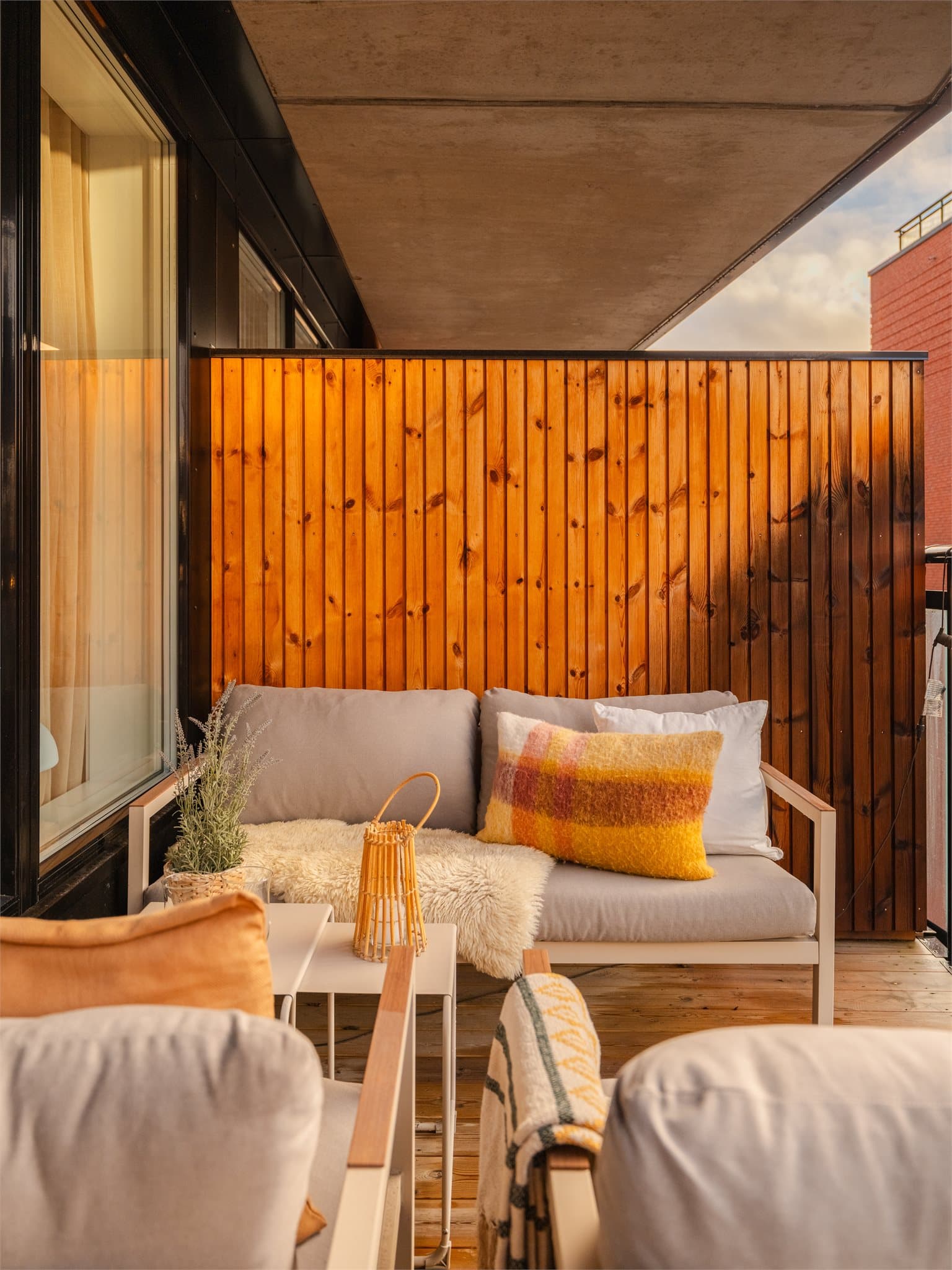 En levegg i trepanel gir skjerming mot naboen.