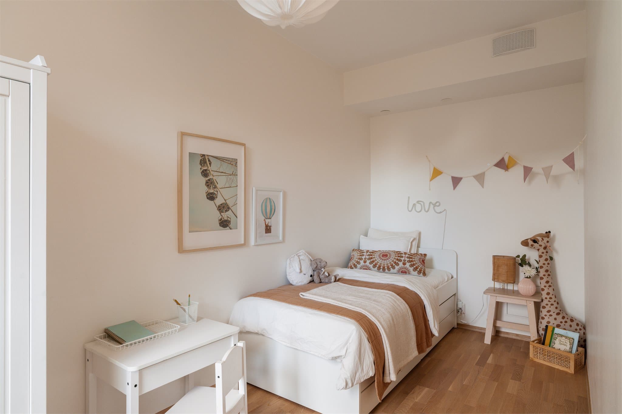 Det andre soverommet egner seg godt som barnerom, gjesterom eller kontor.