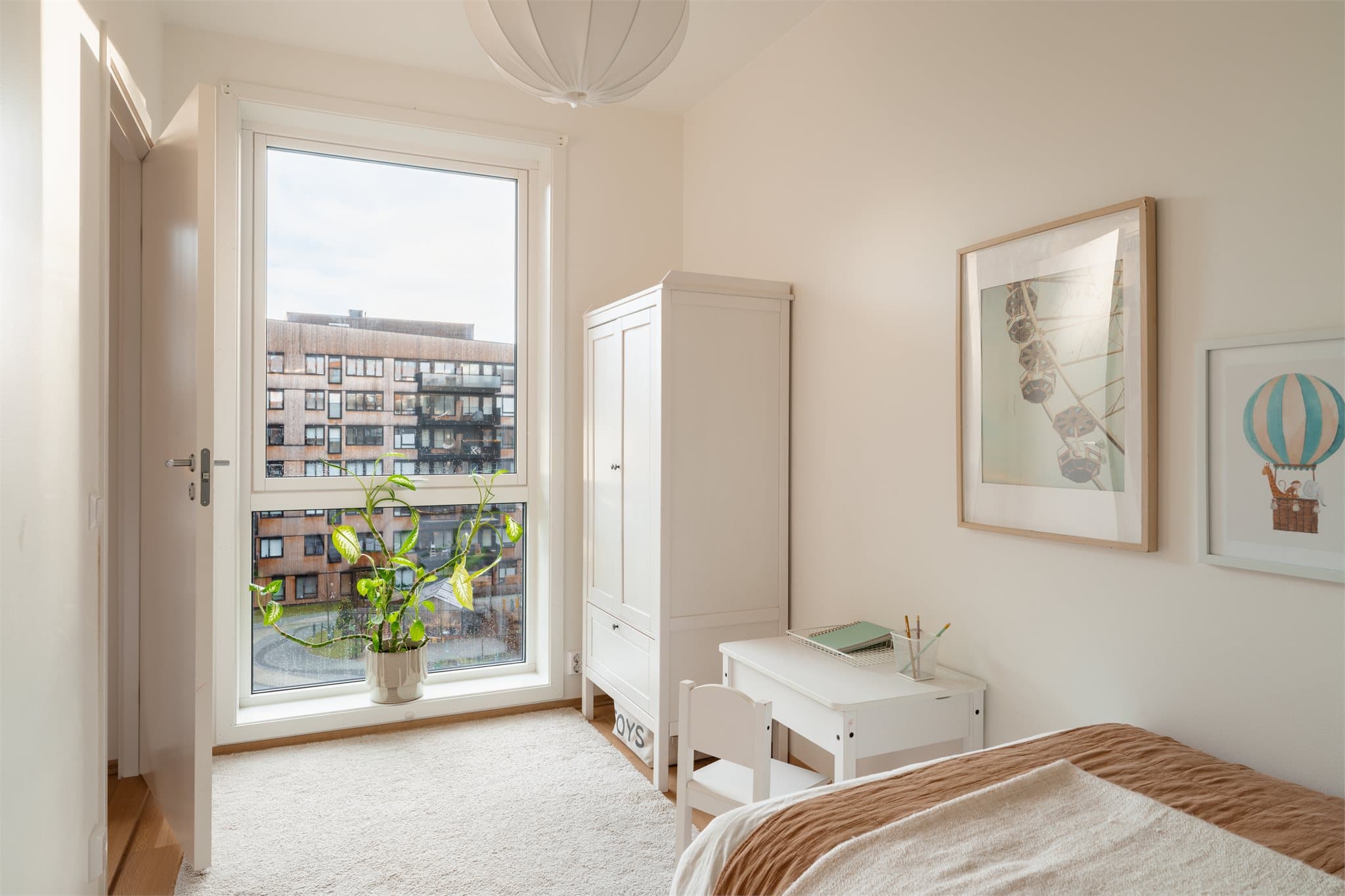 Soverommet vender inn mot den stille og rolig bakgården.