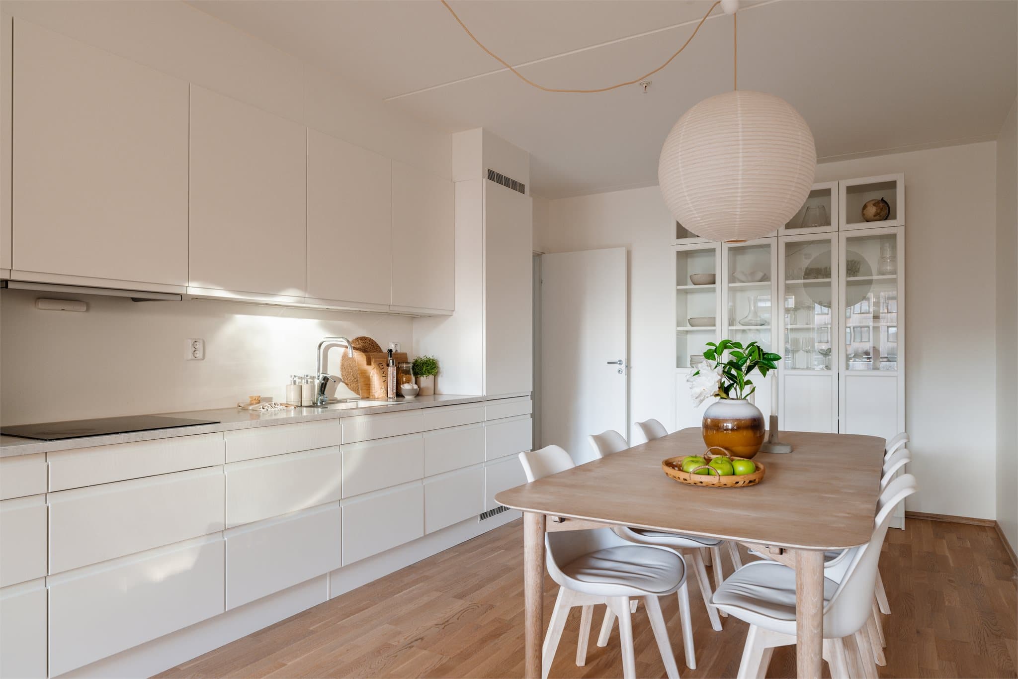 Moderne HTH-kjøkken fra 2022 med glatte, fabrikklakkerte fronter.