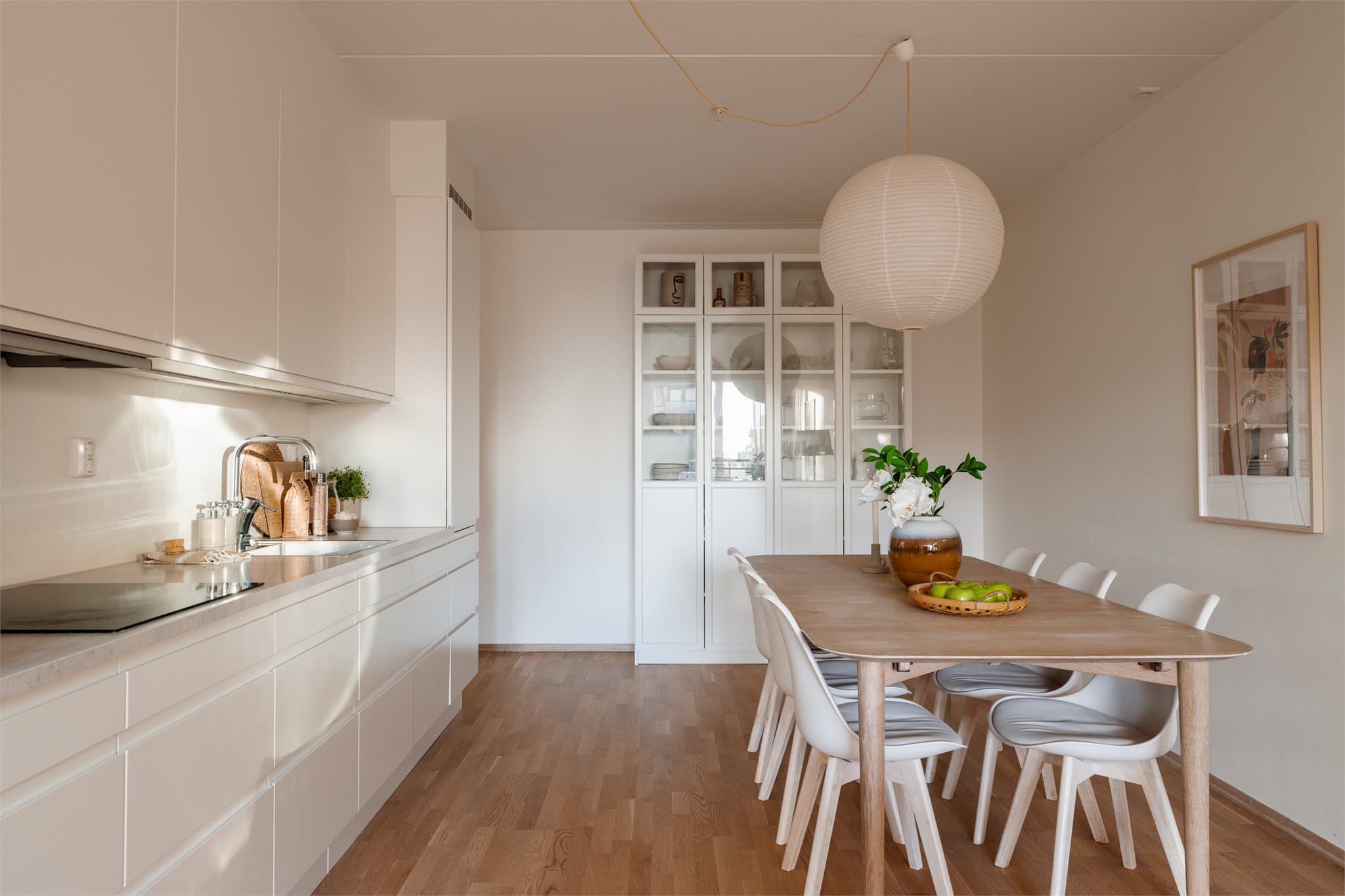 Spiseplassen er et naturlig samlingspunkt mellom kjøkkenet og stuen.