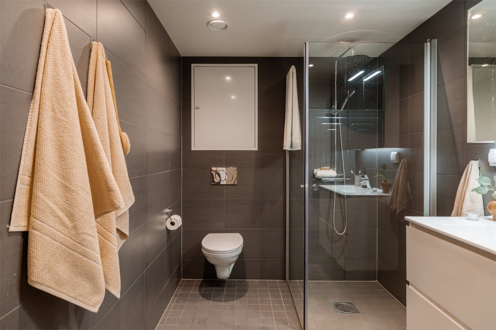 Moderne, flislagt baderom fra 2022 med vannbåren gulvvarme.