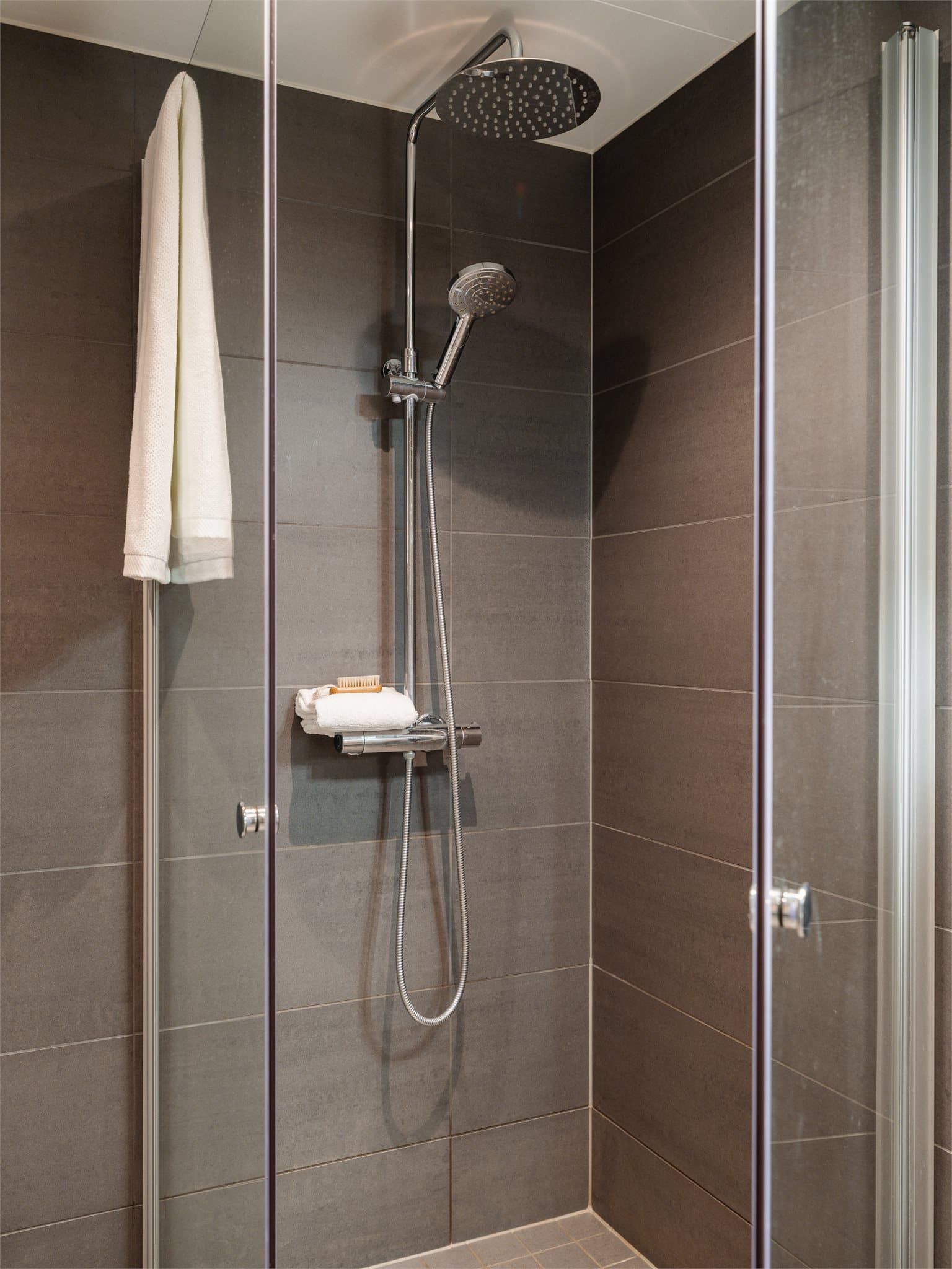 Dusjen er utstyrt med både regnfallsdusj og håndholdt dusj.