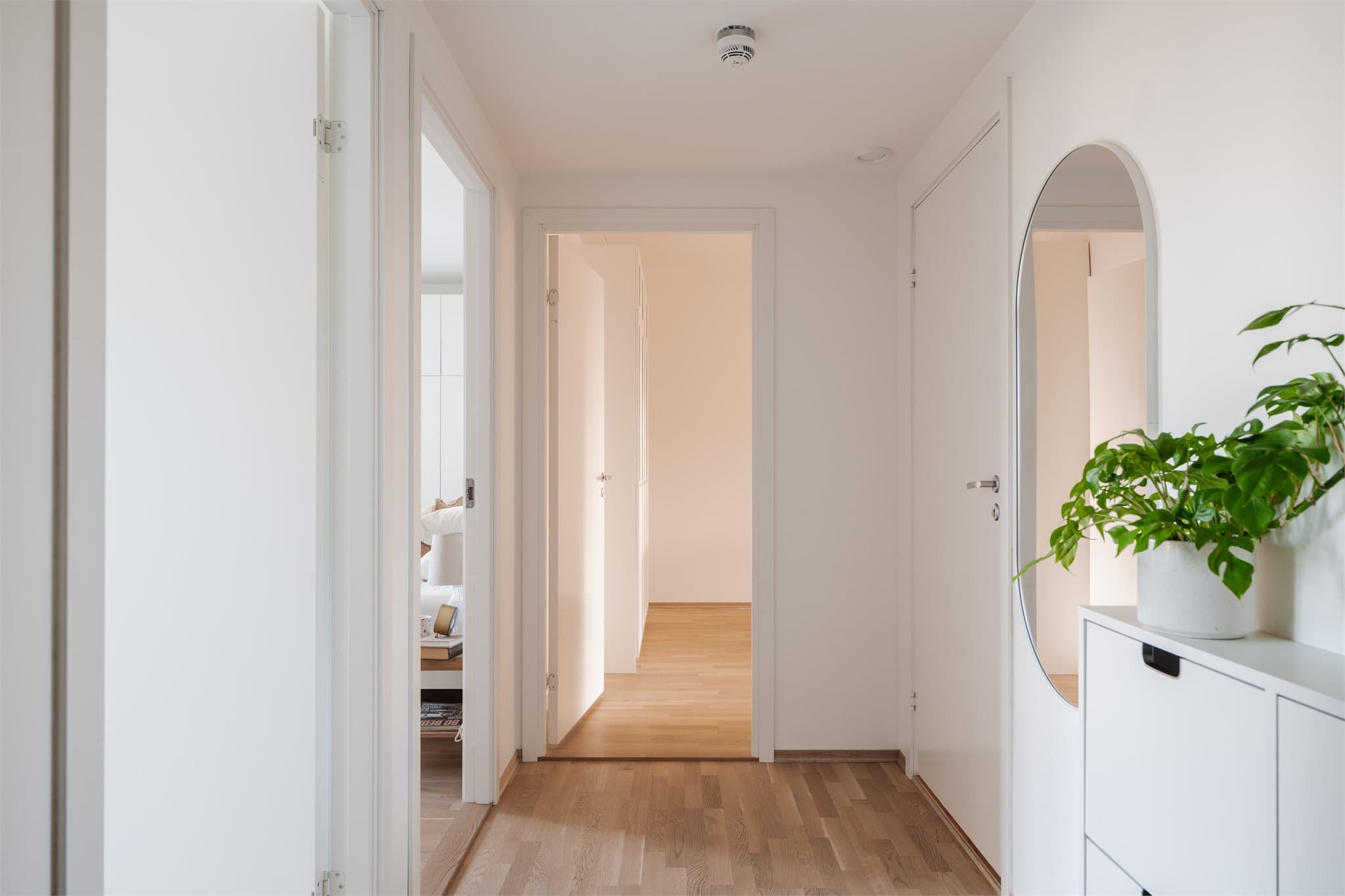 Gangen binder sammen soverommene, badet og oppholdsrommet på en funksjonell måte.