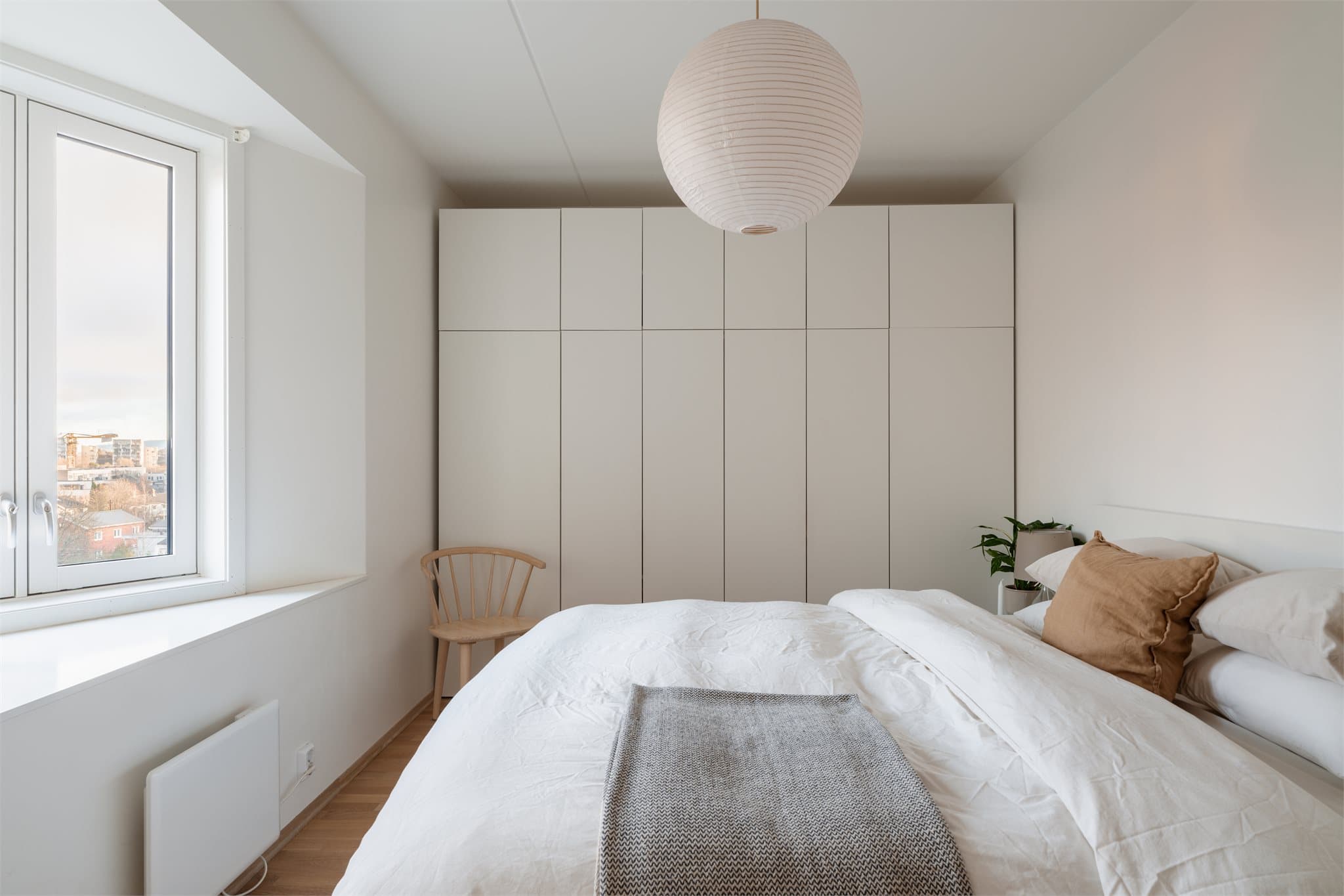 Romslig garderobeskap med god oppbevaringsplass.