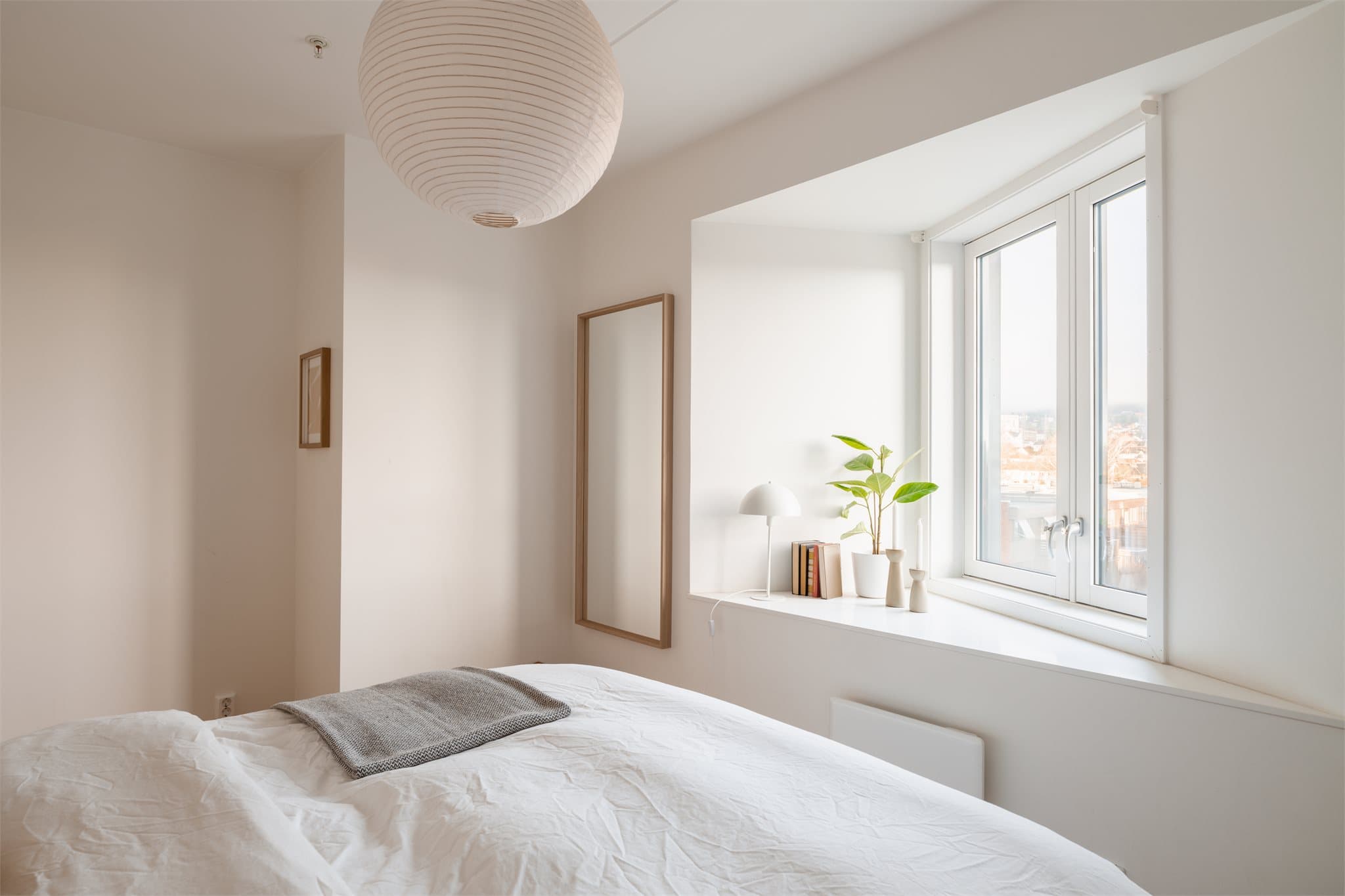 Den dype vinduskarmen gir en fin detalj og ekstra avlastningsplass.