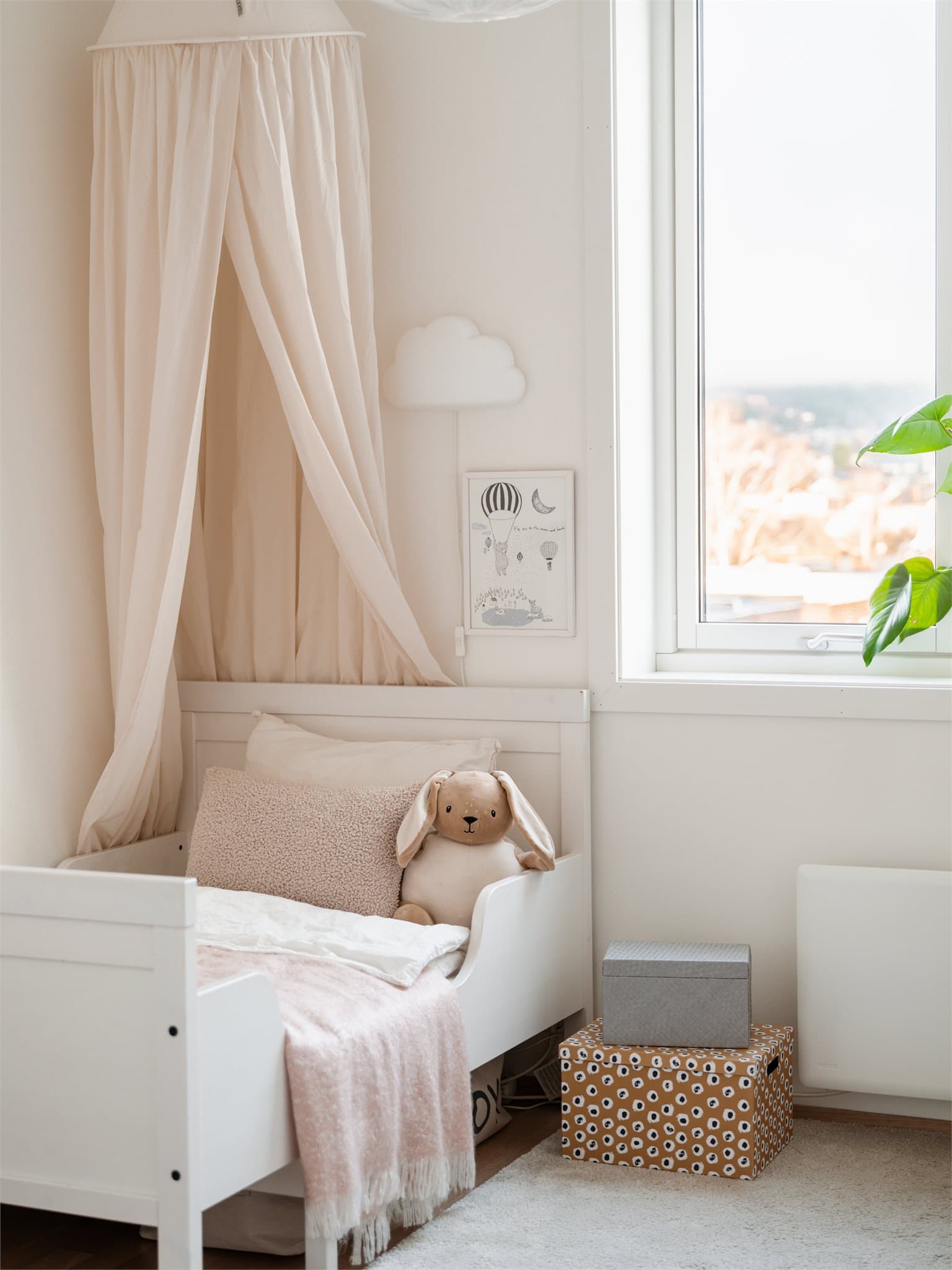 Dyrehold er tillatt etter søknad til styret.