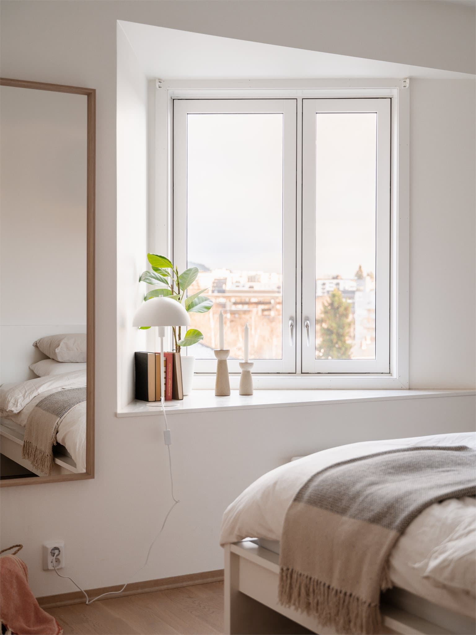 Vinduene har trerammer med utvendig aluminiumsprofiler fra 2021.