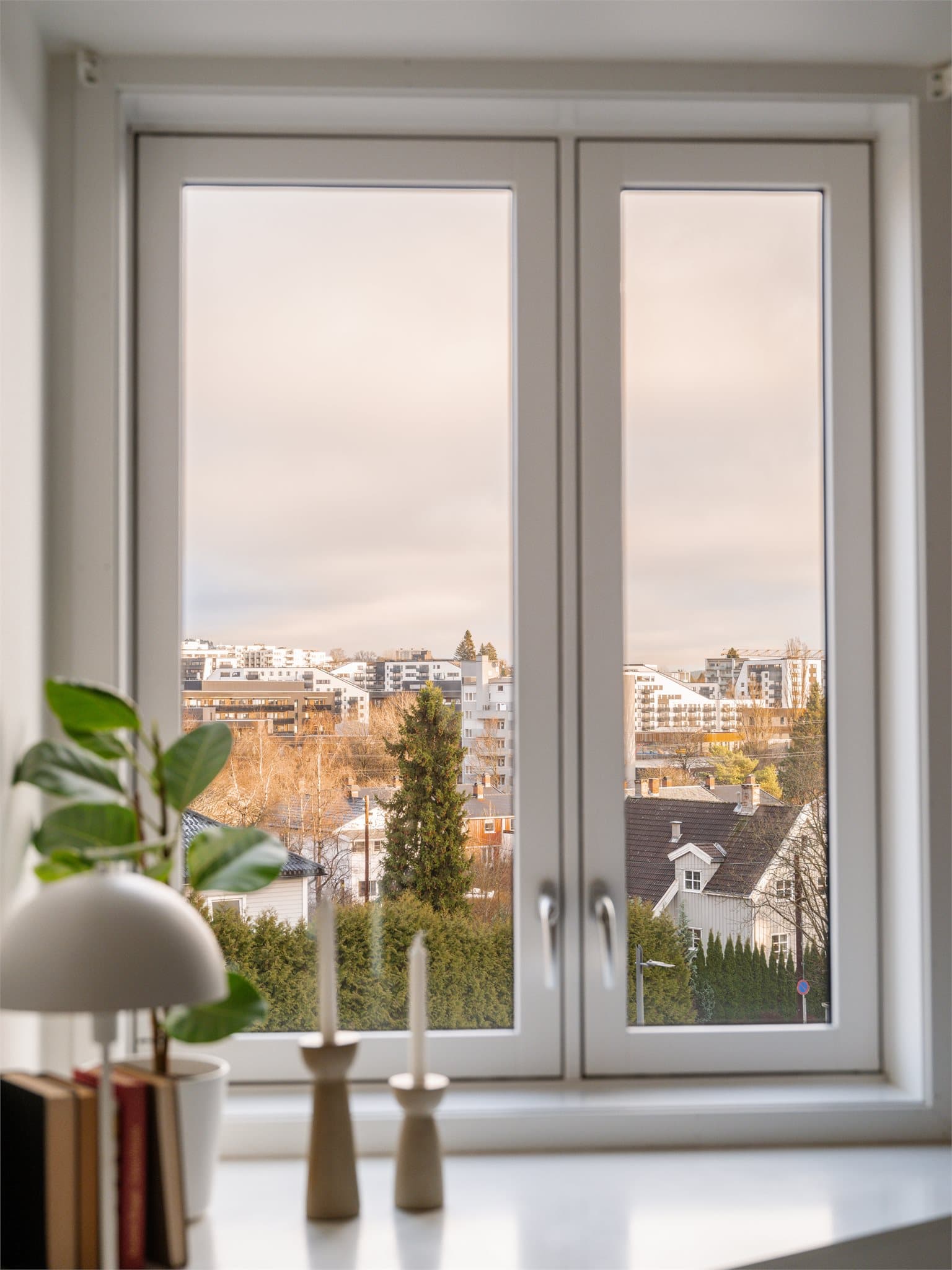 Fra soveromsvinduet er det utsikt over nærområdet.