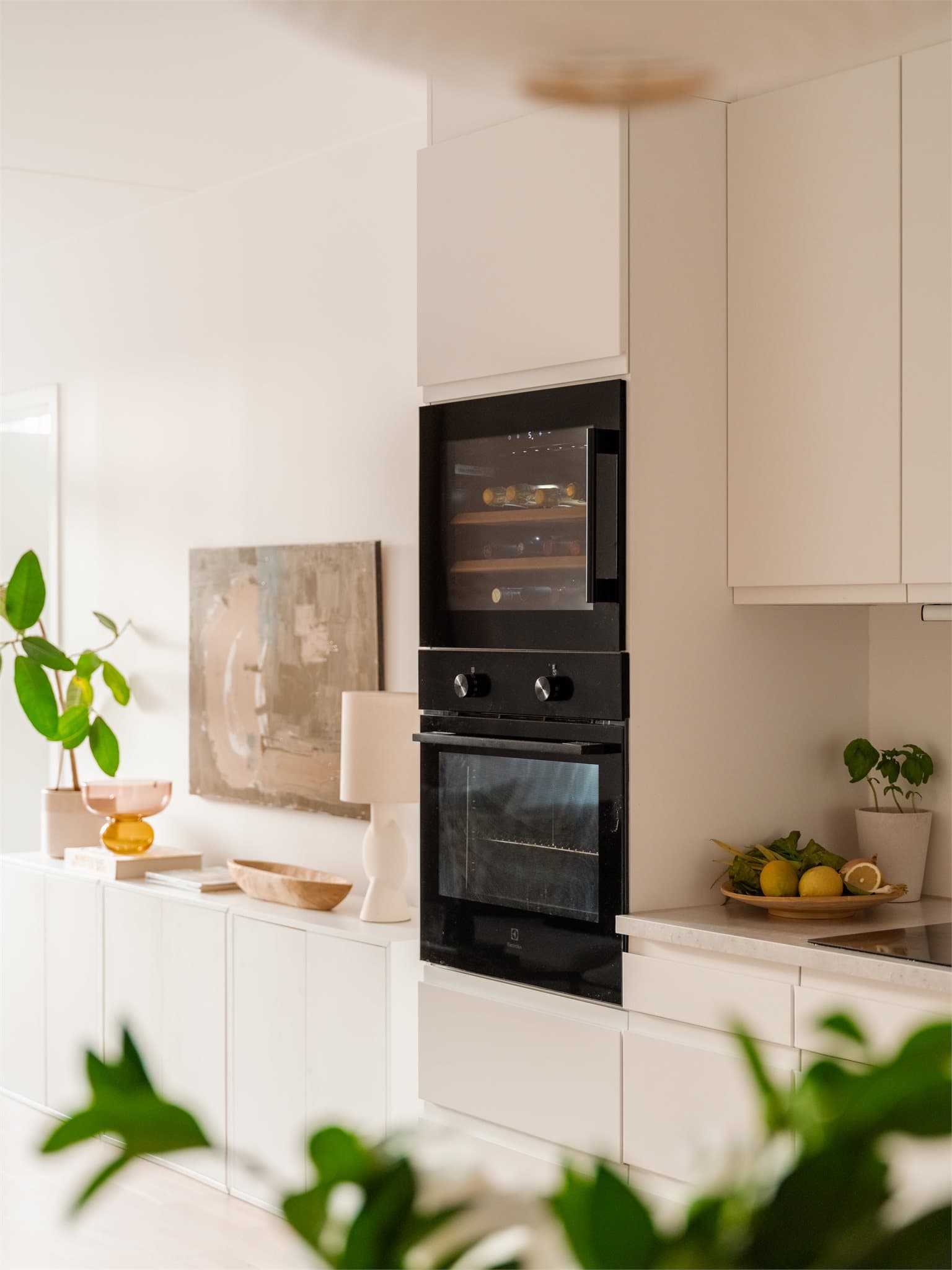 Integrert vinskap, i tillegg til kjøl/fryseskap og oppvaskmaskin.