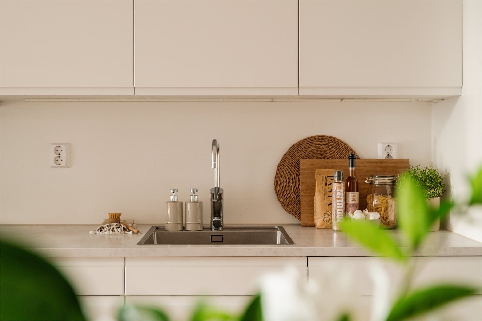 Benkeplate i laminat med nedfelt kum i rustfritt stål.