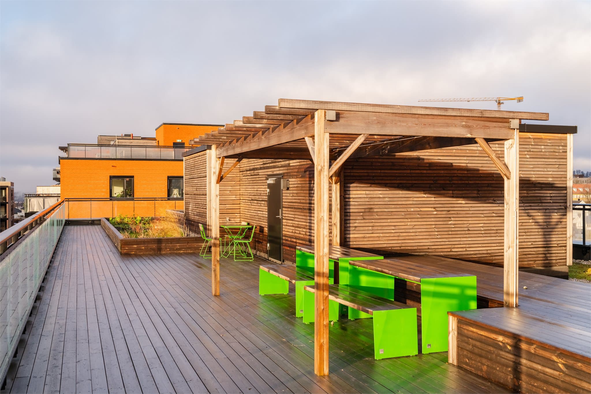 Takterrassen er møblert med flere sittegrupper og pergola.