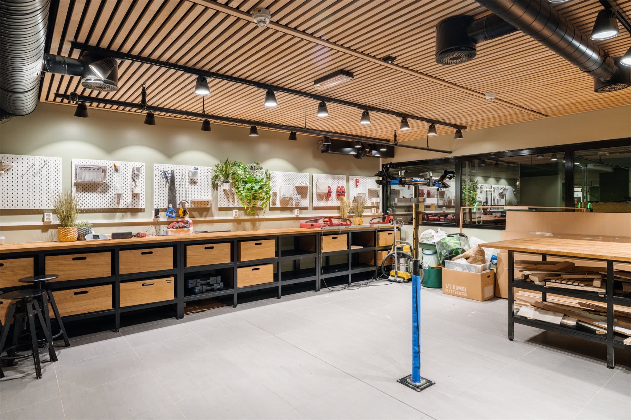 Borettslaget har et felles hobbyrom som beboerne kan benytte.