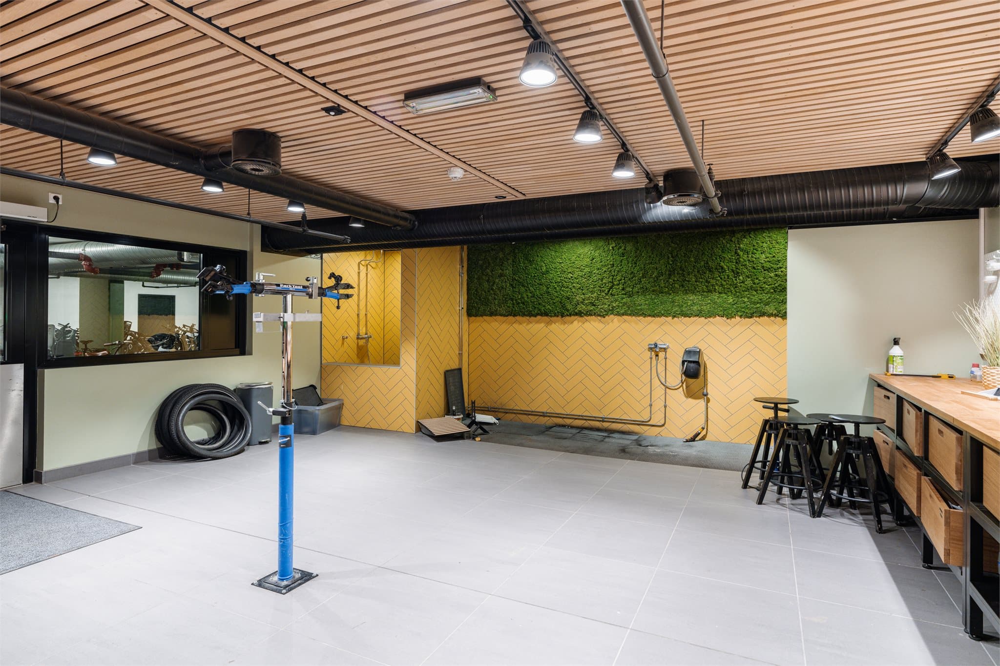 I tillegg finnes det et eget sykkelverksted for enklere vedlikehold.