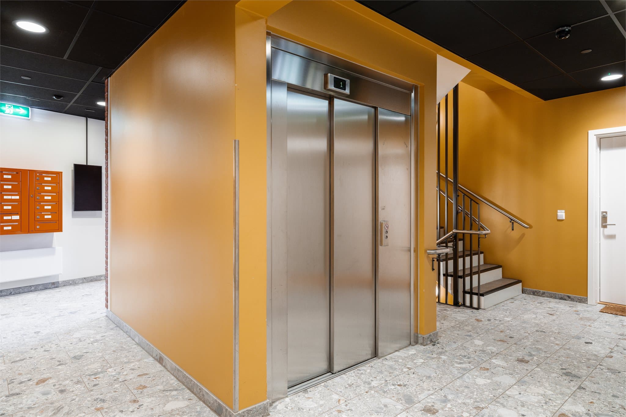 Bygget har heisanlegg med adkomst til alle plan, inkludert garasje og bod.