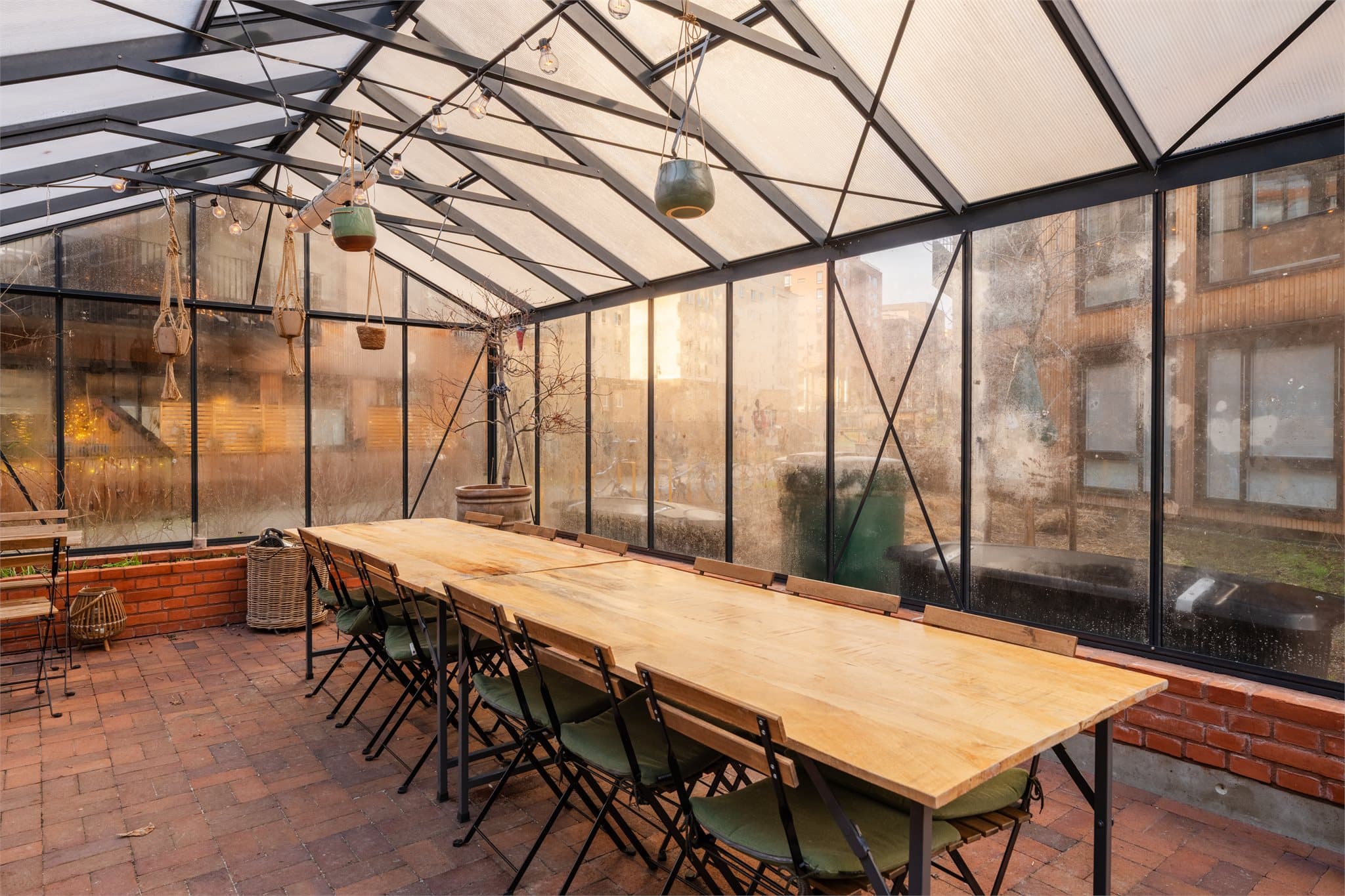 Fellesarealene inkluderer også et veksthus for beboerne.