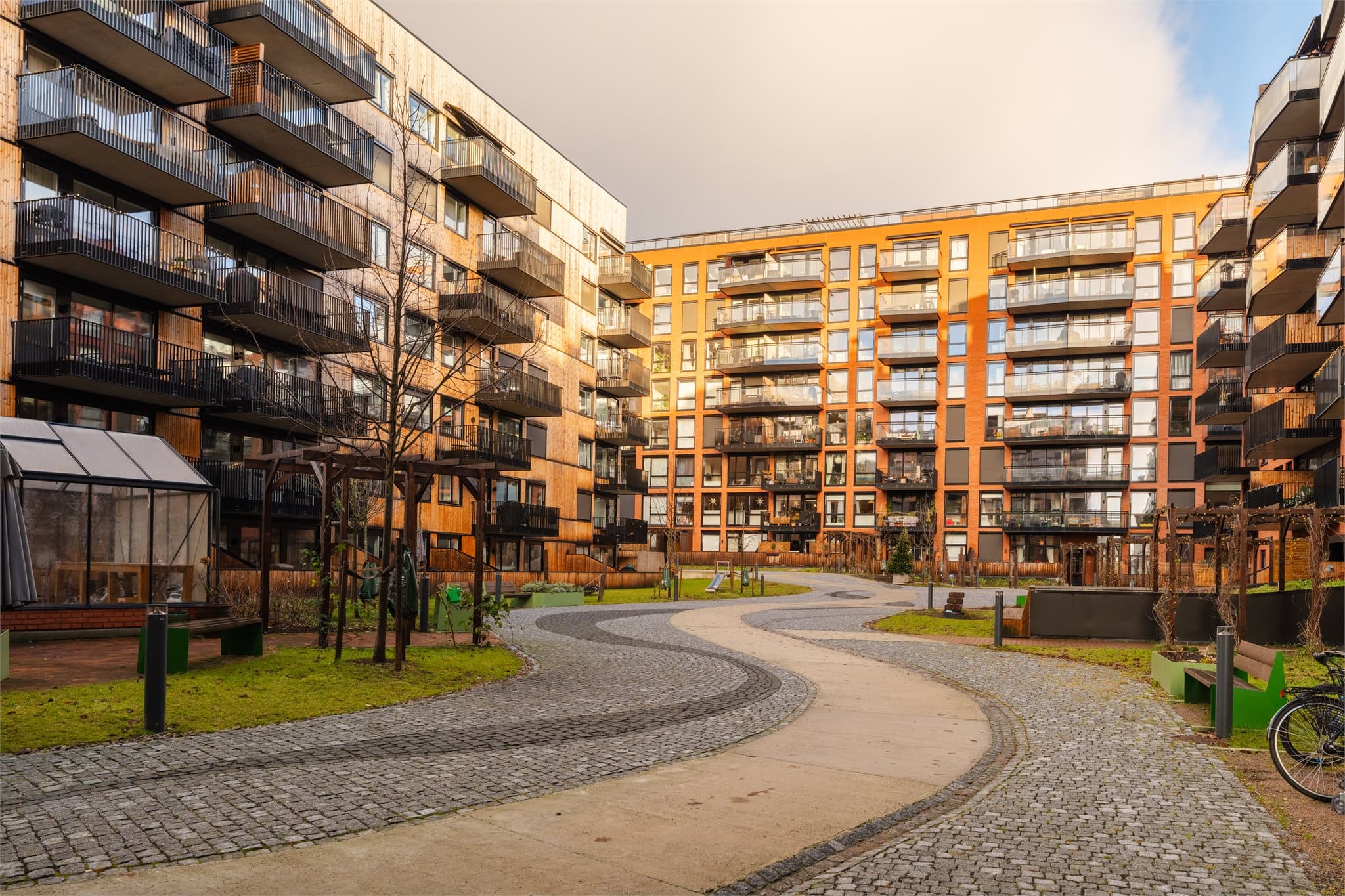 Kløverhumla Borettslag er en del av prosjektet «Løren botaniske», ferdigstilt i 2022. Pent opparbeidede fellesarealer med gangstier, beplantning og sittebenker.