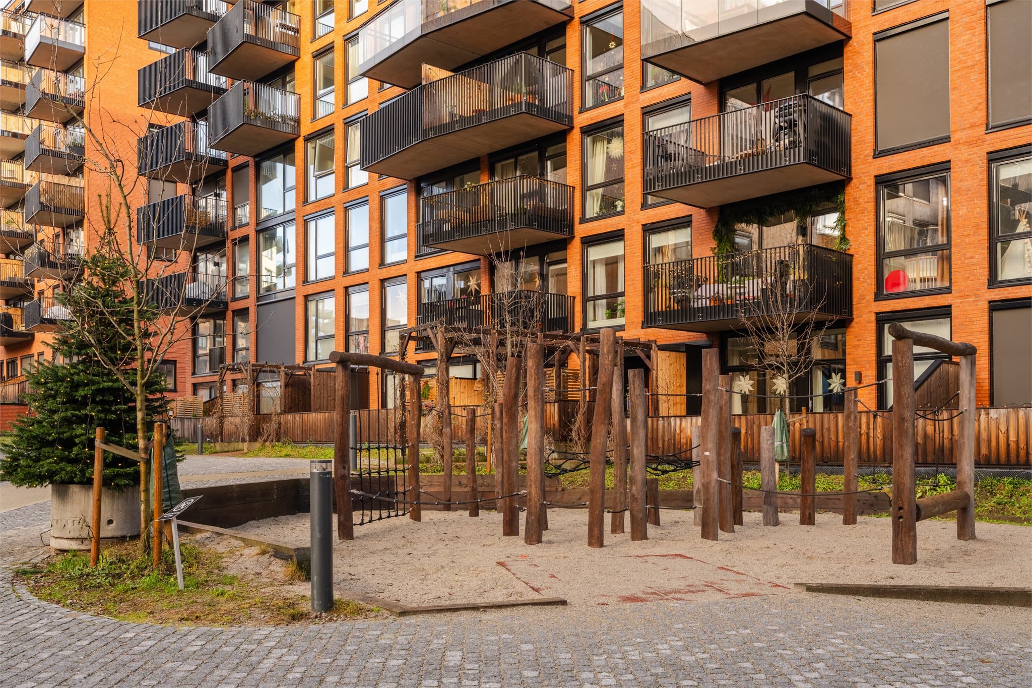 Lekeplass på fellesområdet gjør dette til et familievennlig boområde.