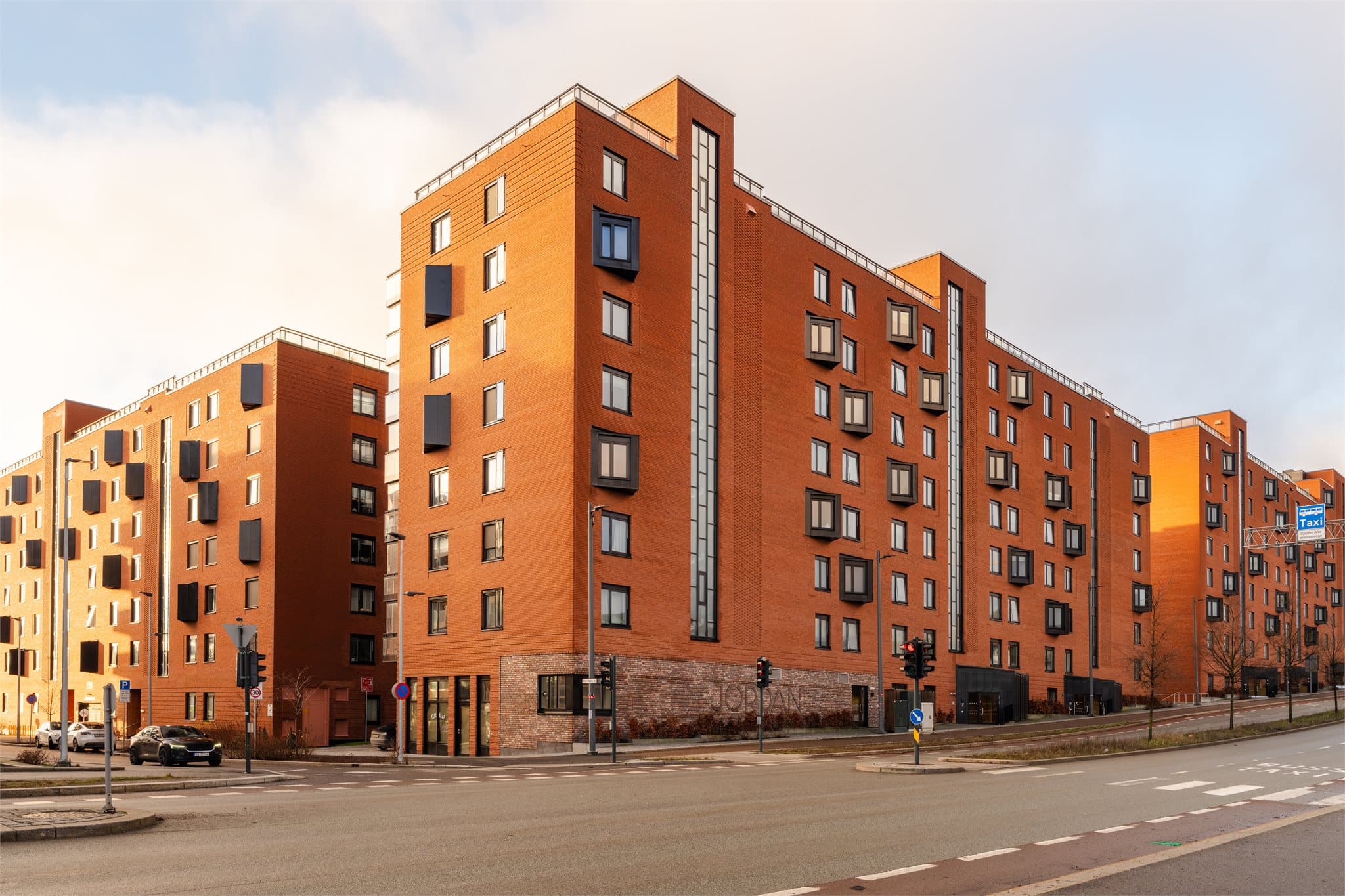 Bygget har en moderne arkitektur med fasade forblendet med teglstein.