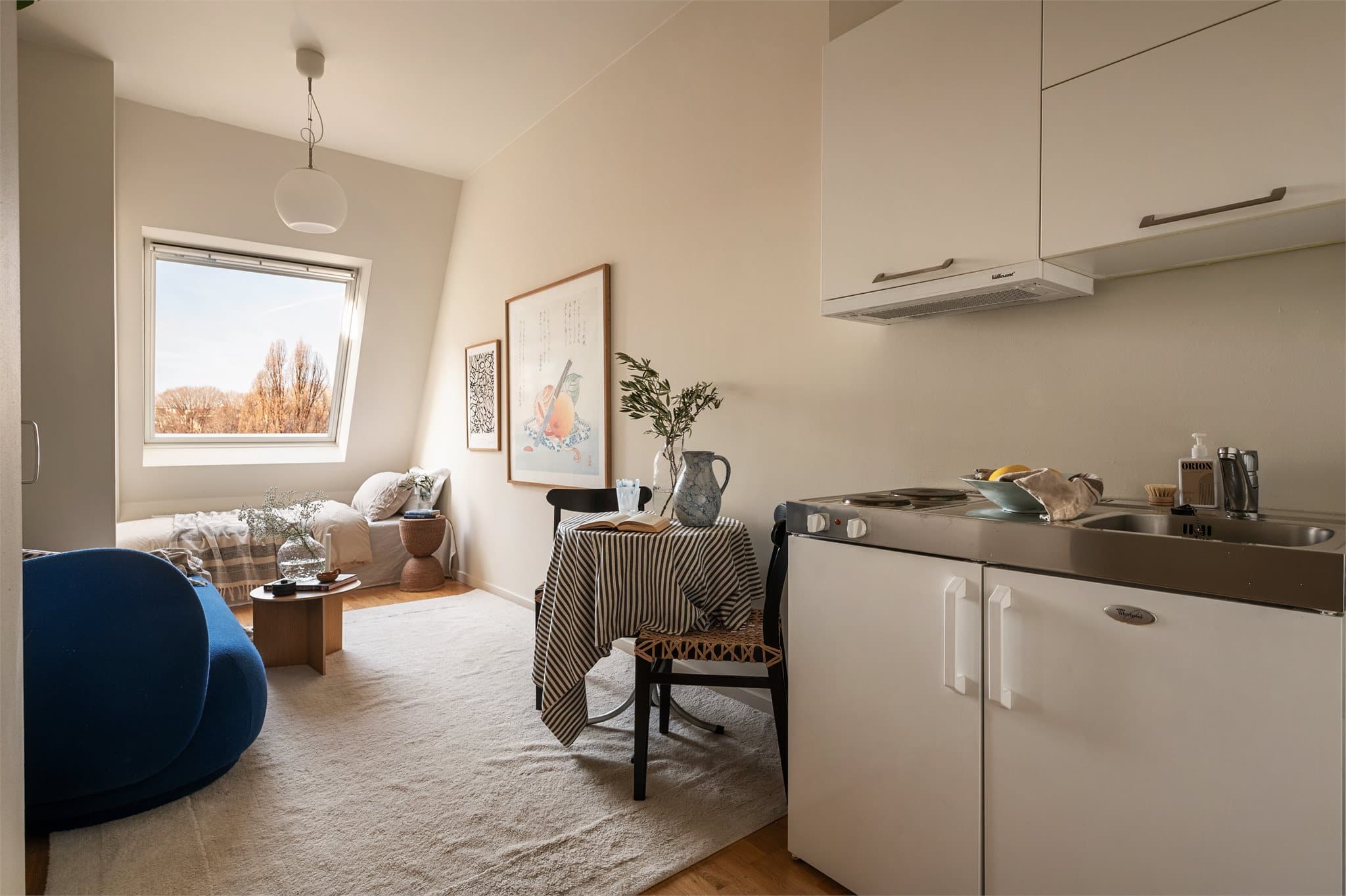 Hybeldelen er på mange måter genial i og med at den kan anvendes etter egne ønsker - te-kjøkken med kjøleskap og kokeplater