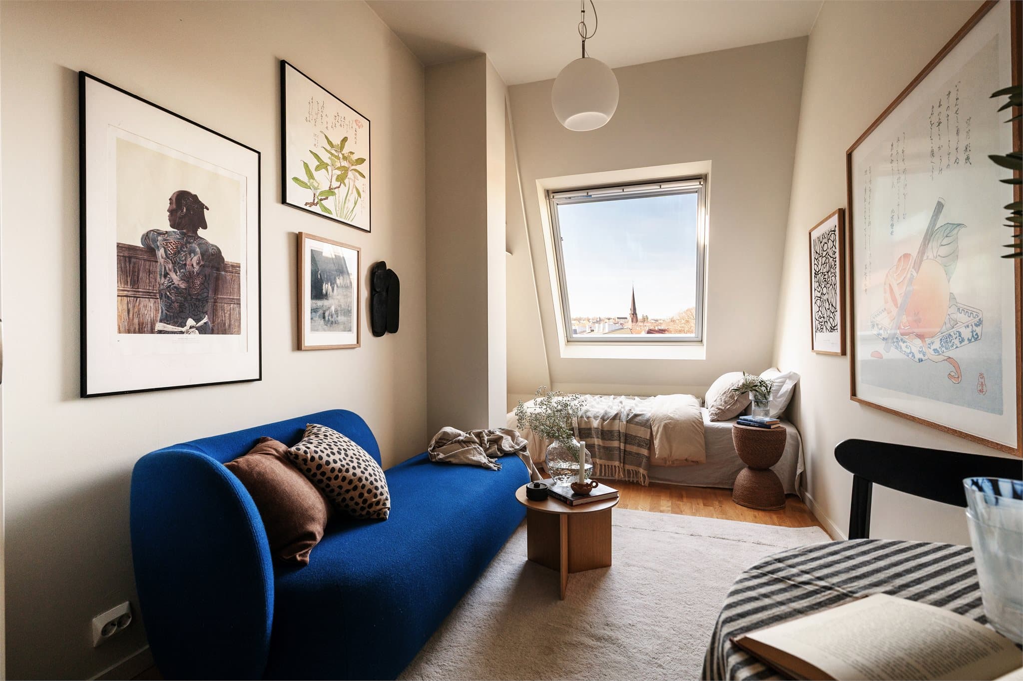 Vegg- og himlingsflater er malt i samme, lune tone som gir en god atmosfære