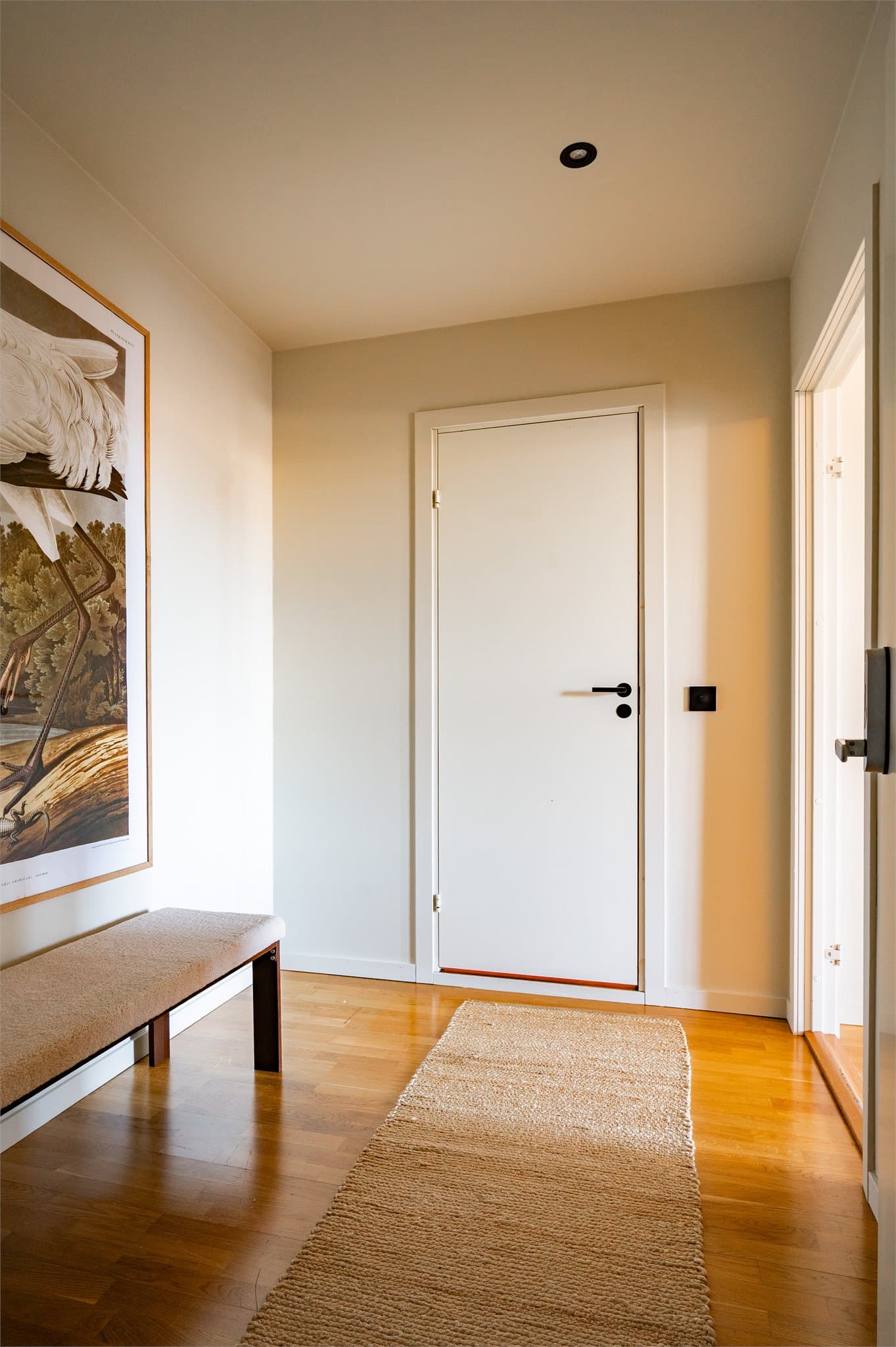 I entreen tilhørende hoveddelen er det god plass til oppbevaringsmøbel som både garderobe og kommode