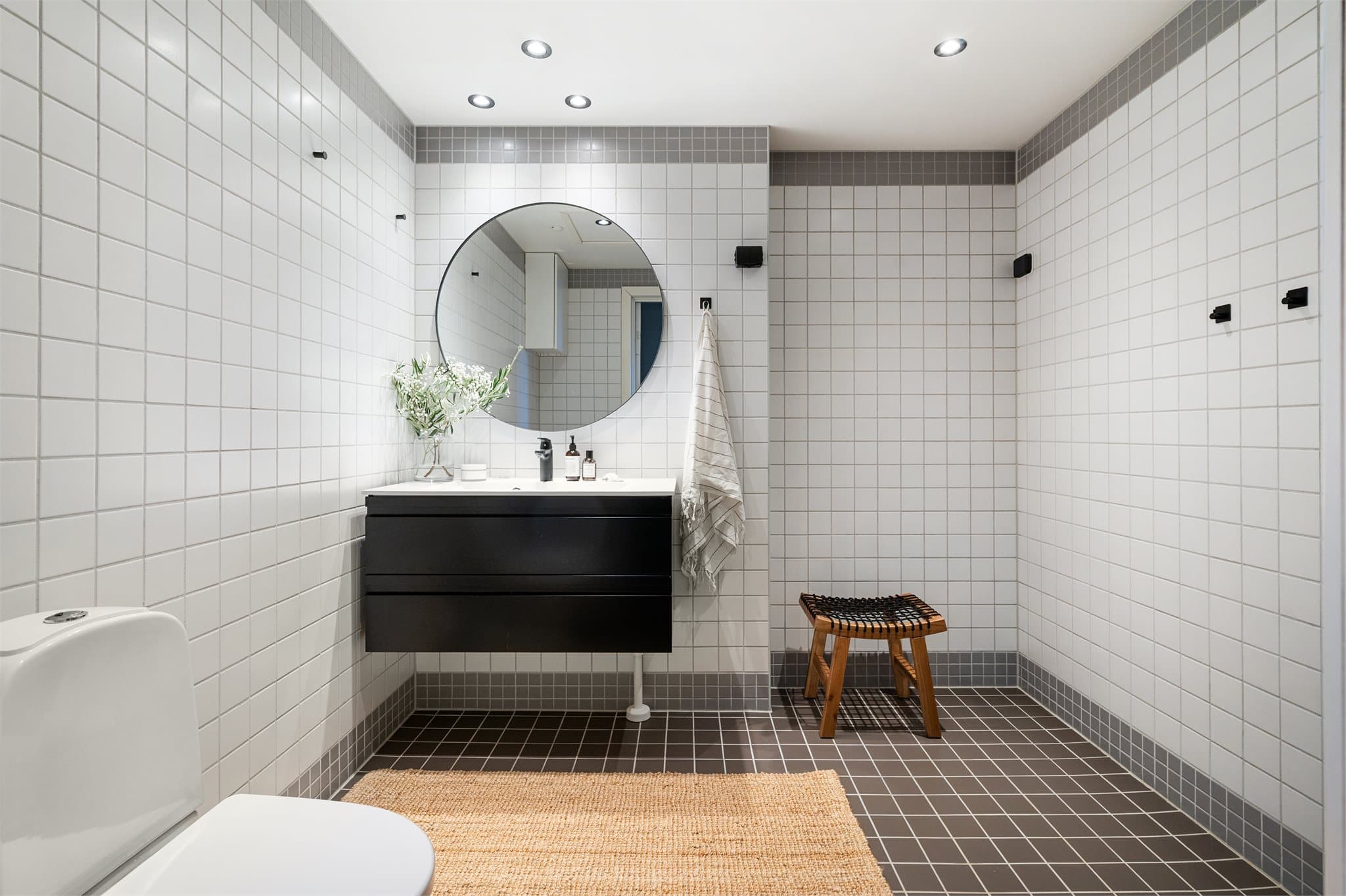 Pent, flislagt baderom med vannbåren gulvvarme og downlights i himling