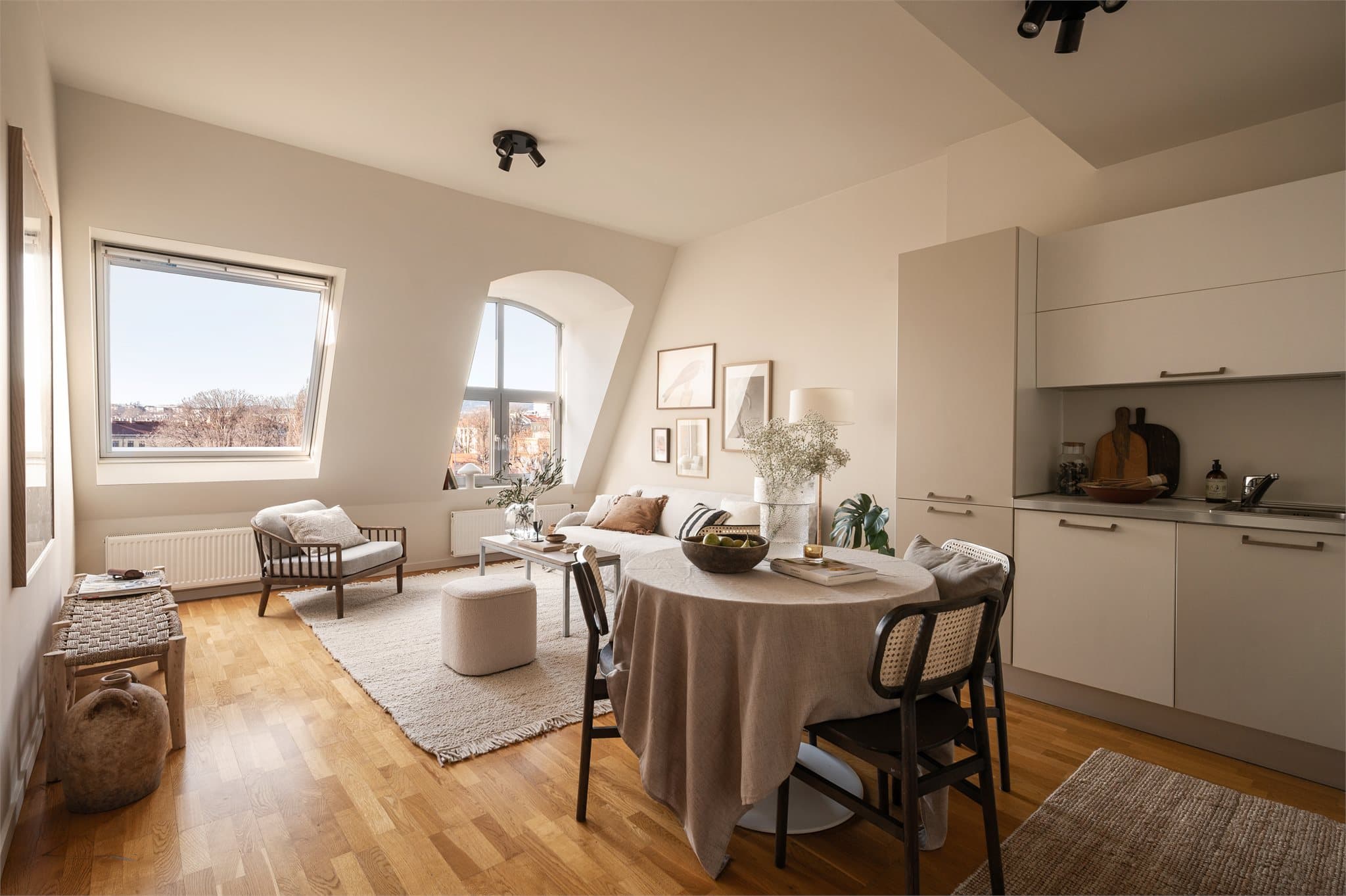 Beliggende i blindvei vendt mot den vernede Freiaparken - helt uten innsyn!