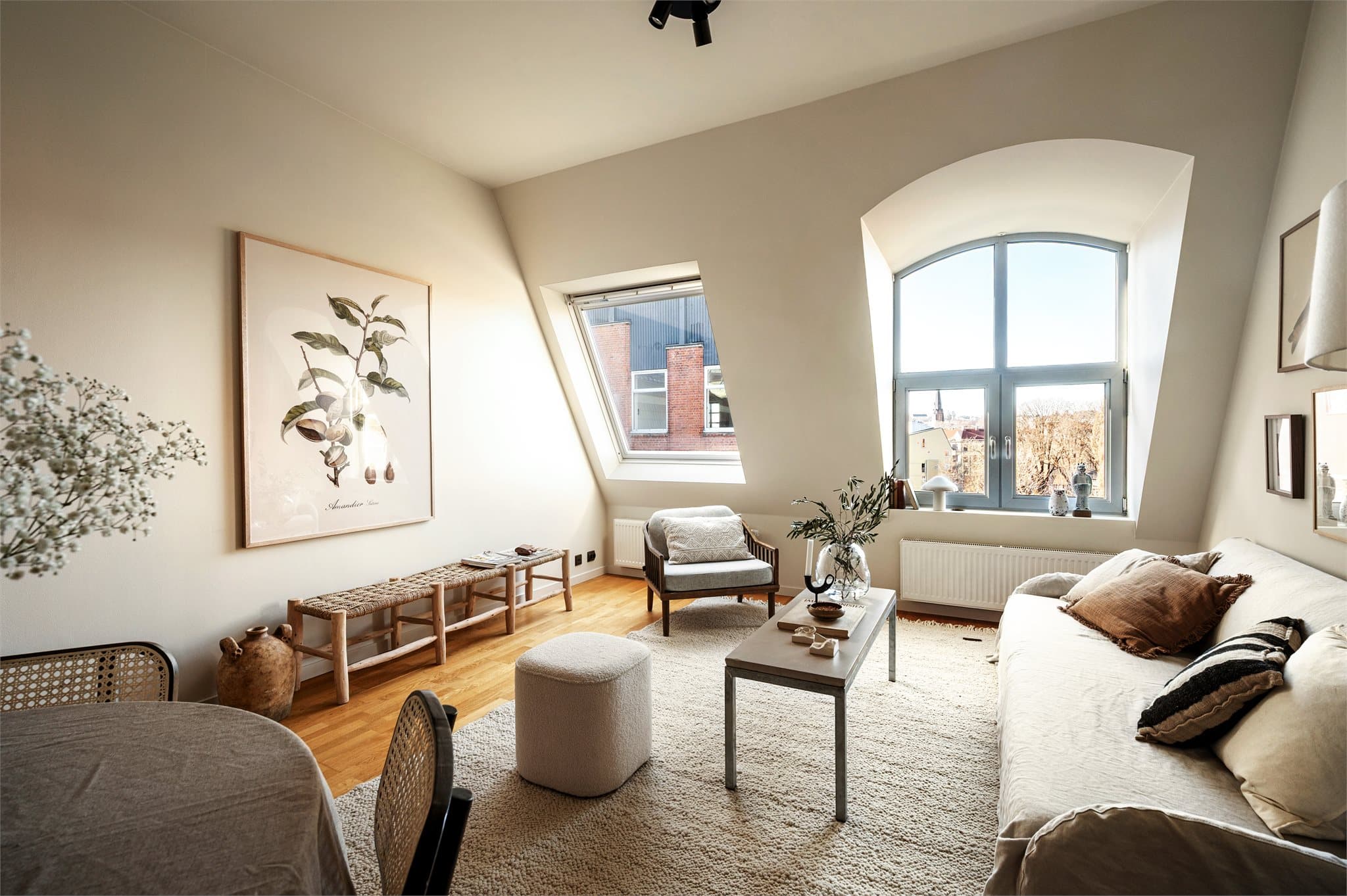 Boligen har et industrielt utrykk og en romslig planløsning som gir en luftig atmosfære med god plass til gjester!