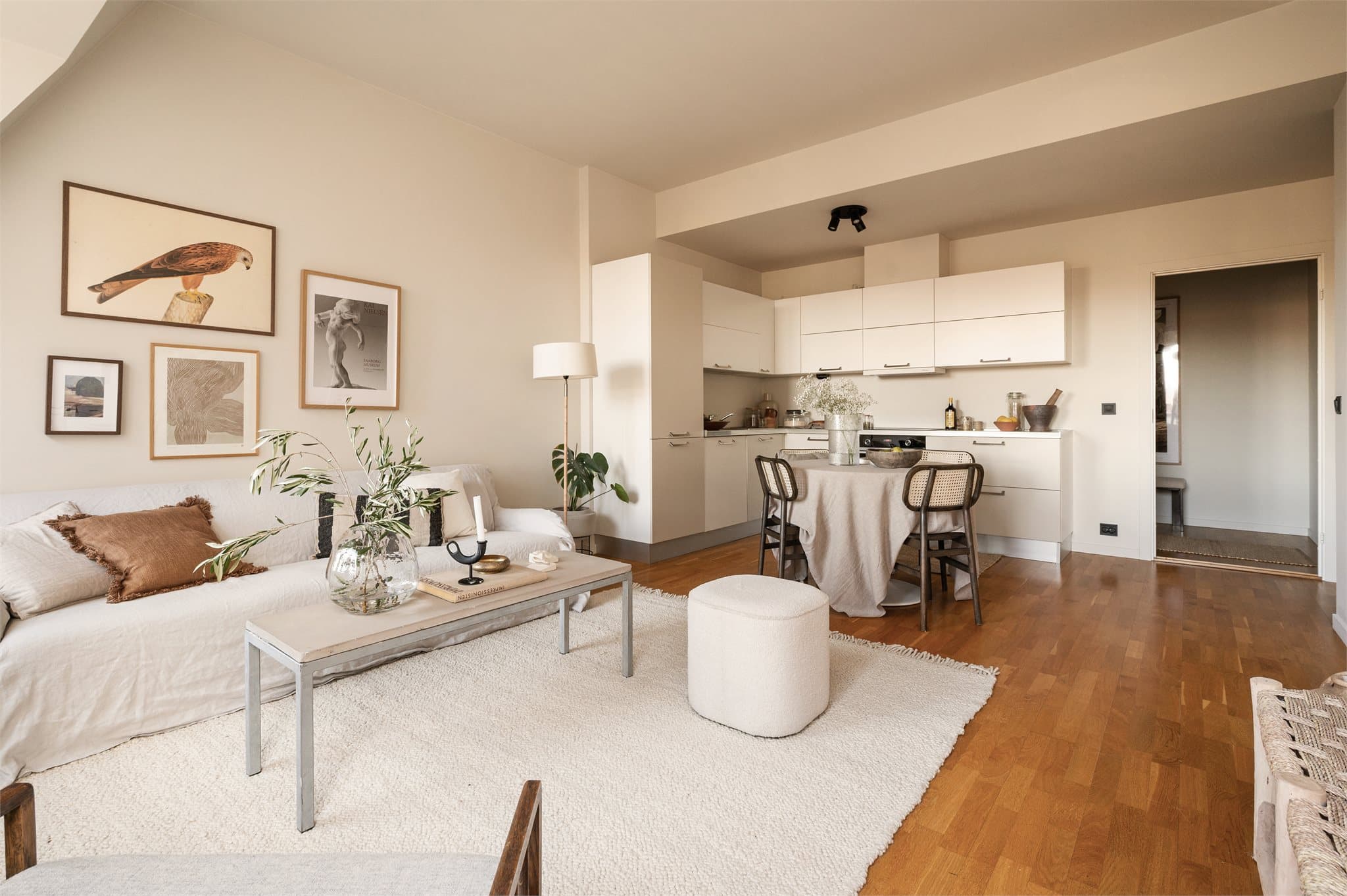 Vegg- og himlingsflatene er malt i samme lune farge og på gulvet er det klassisk trestavs eikeparkett