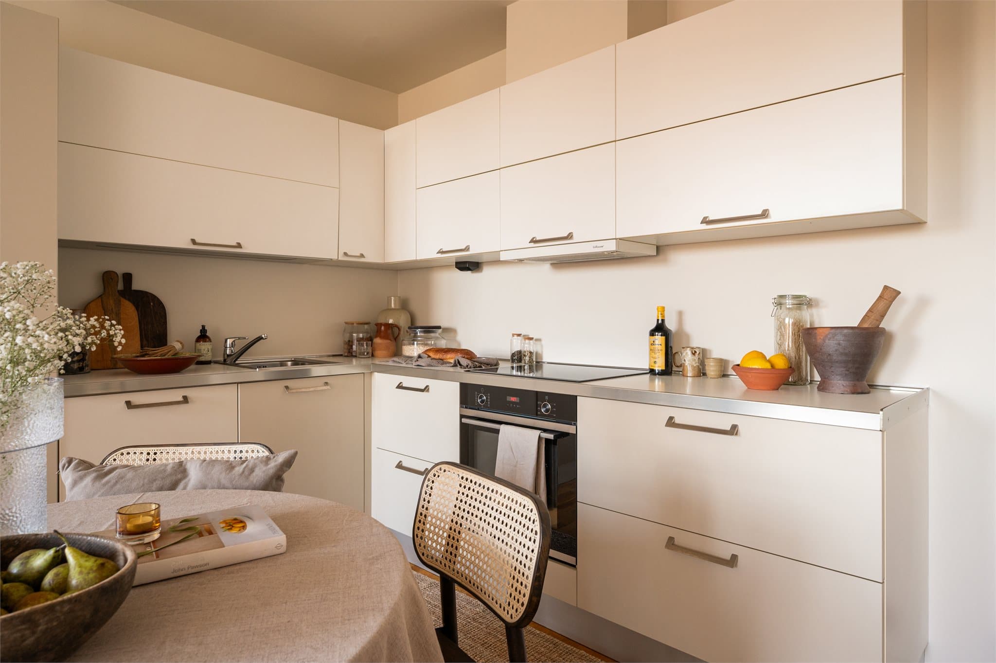 Benkeplate i laminat med beslag i metall, smarte løsninger og godt med oppbevaringsplass