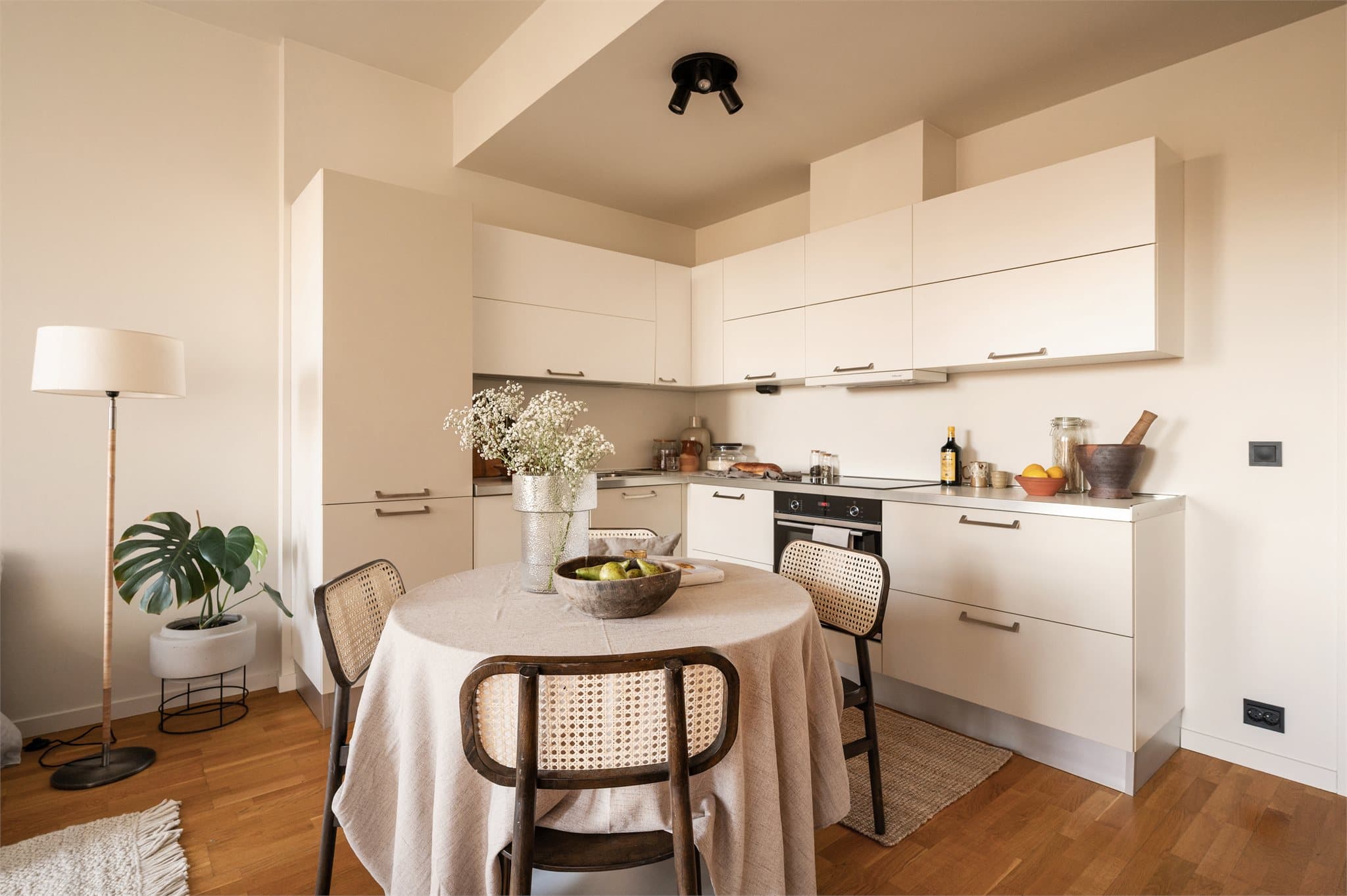 I sammenheng med stuen er boligens innholdsrike kjøkken fra den italienske leverandøren Zecchinon