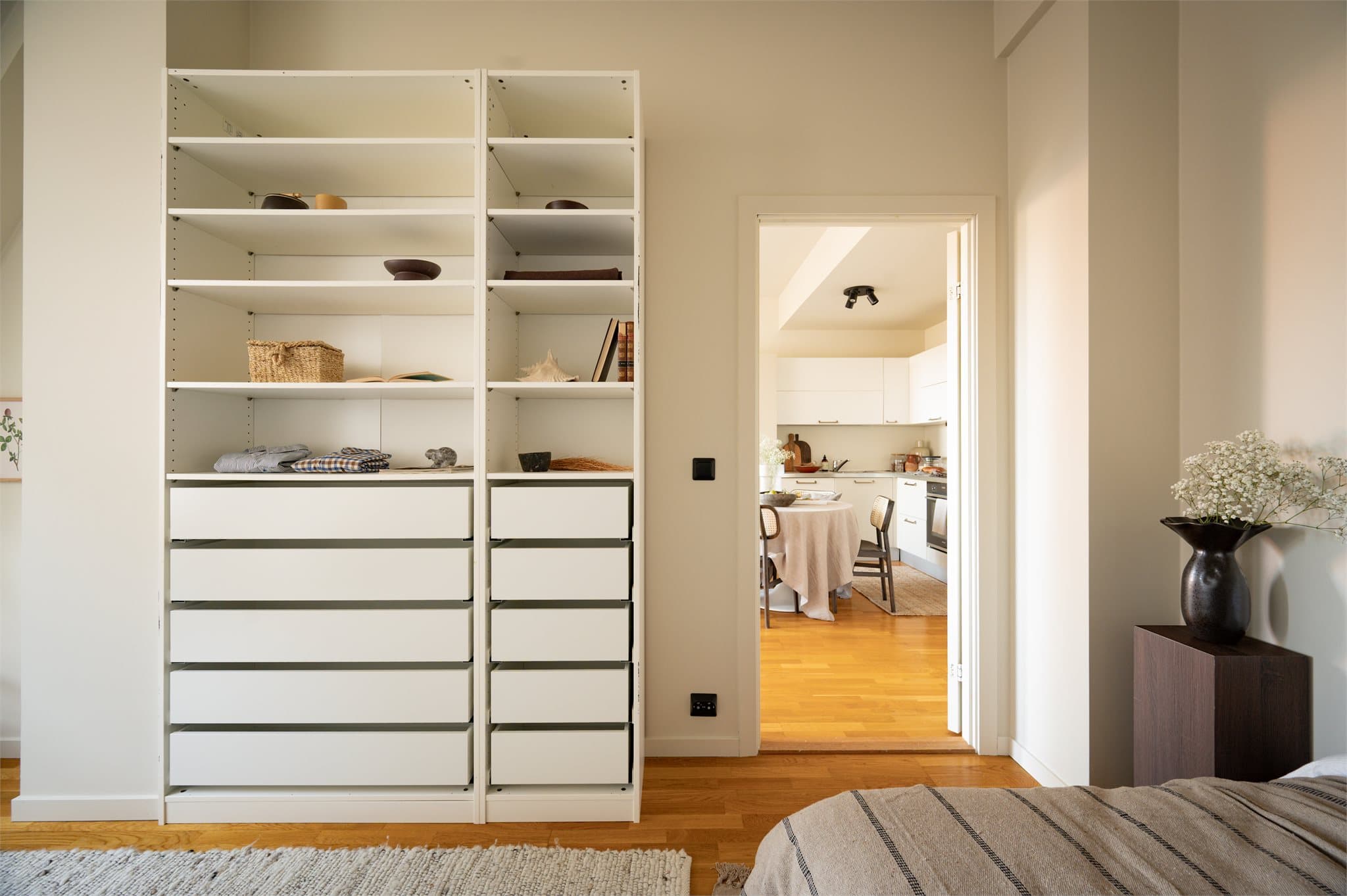 Åpen garderobeløsning er montert og gir god lagringskapasitet