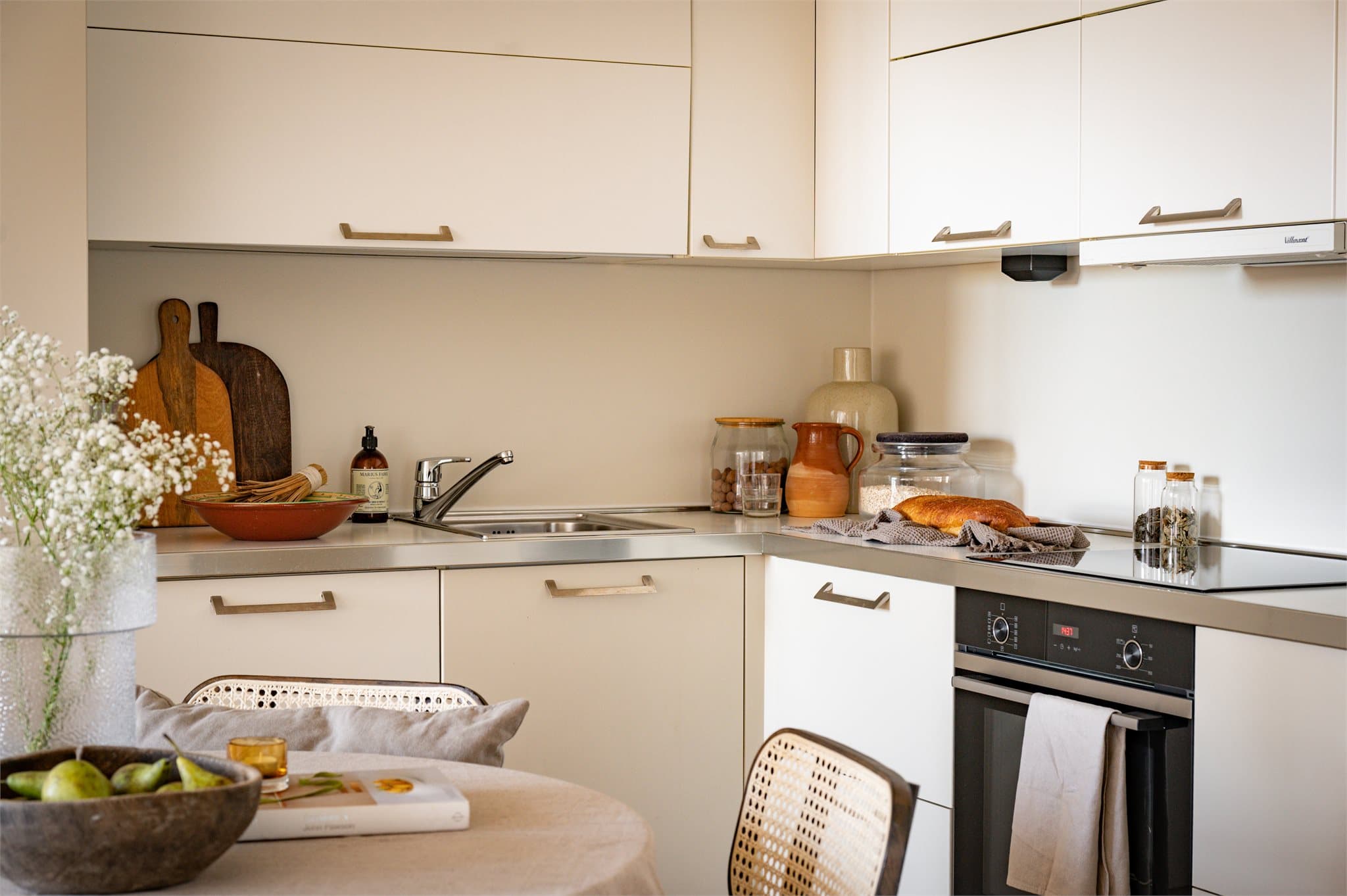 Boligen holder en gjennomgående god standard fra byggeår, med et romslig kjøkken i åpen løsning med stuen