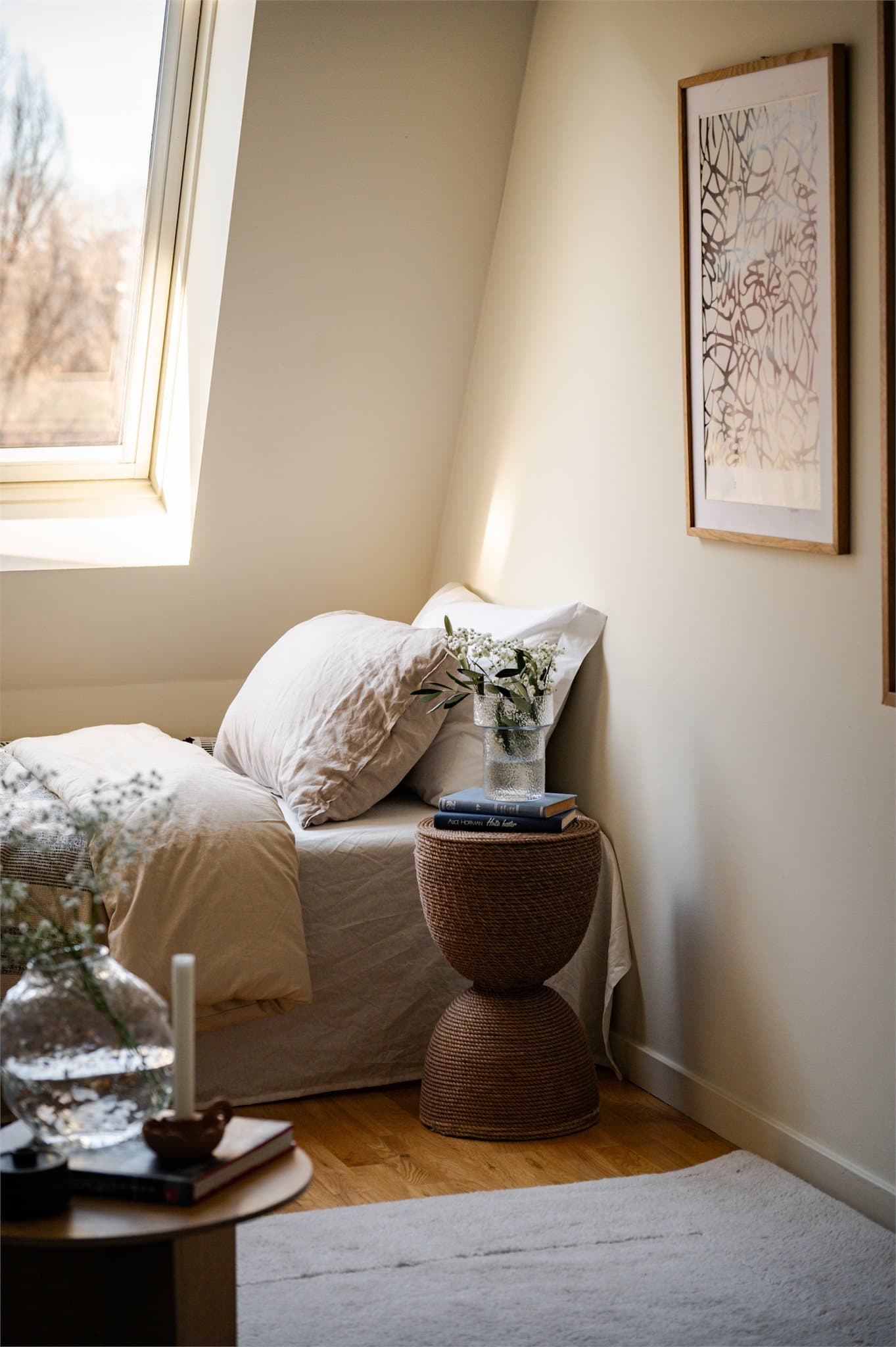 Hybelen er romslig og byr på flere møbleringsmuligheter