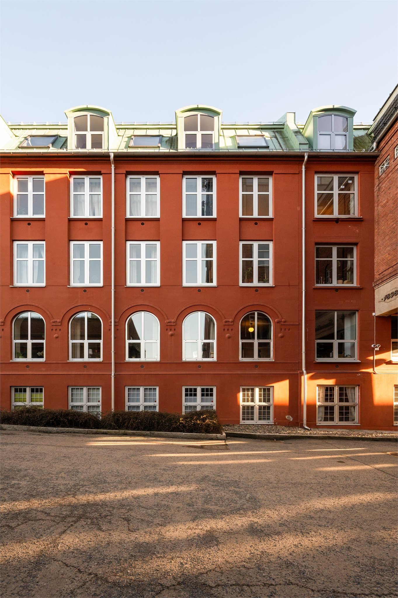 Fasaden - flott beliggenhet i byggets femte