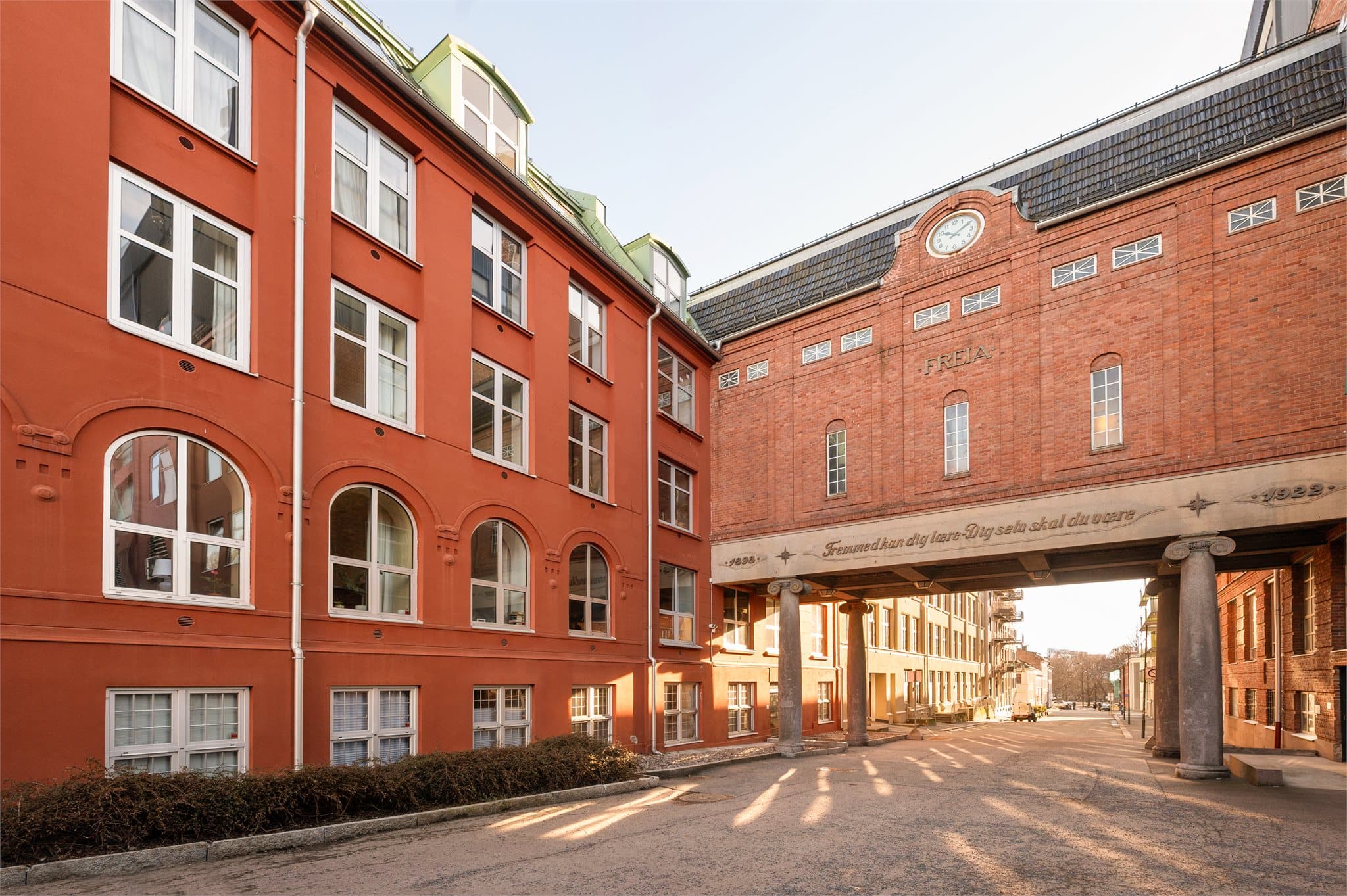 Bygget var opprinnelig en del av Freia-fabrikken og er oppført på kommunens gule liste