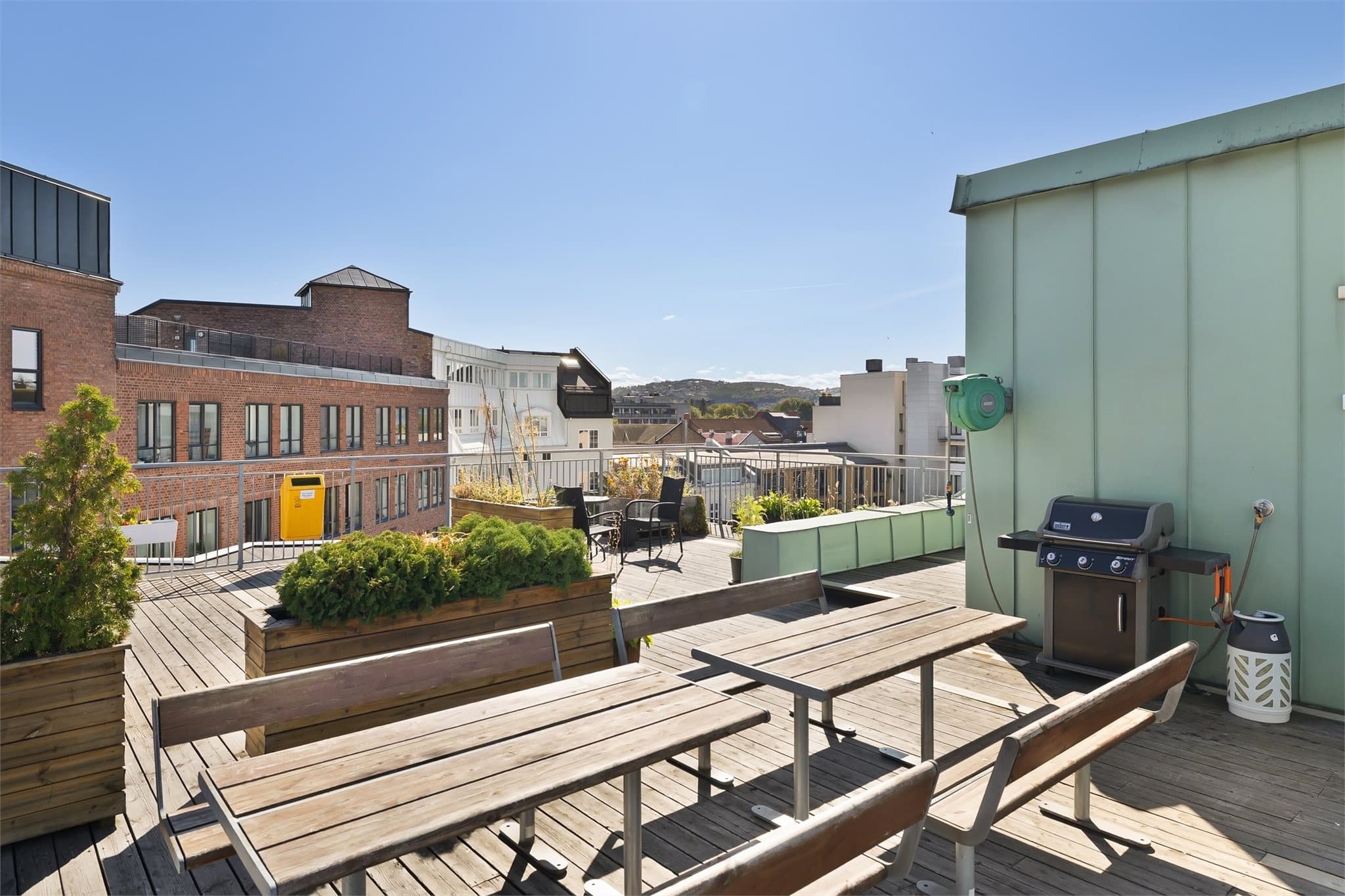 Sameiet har en felles takterrasse med flere sittegrupper, diverse beplantning og grill til felles benyttelse