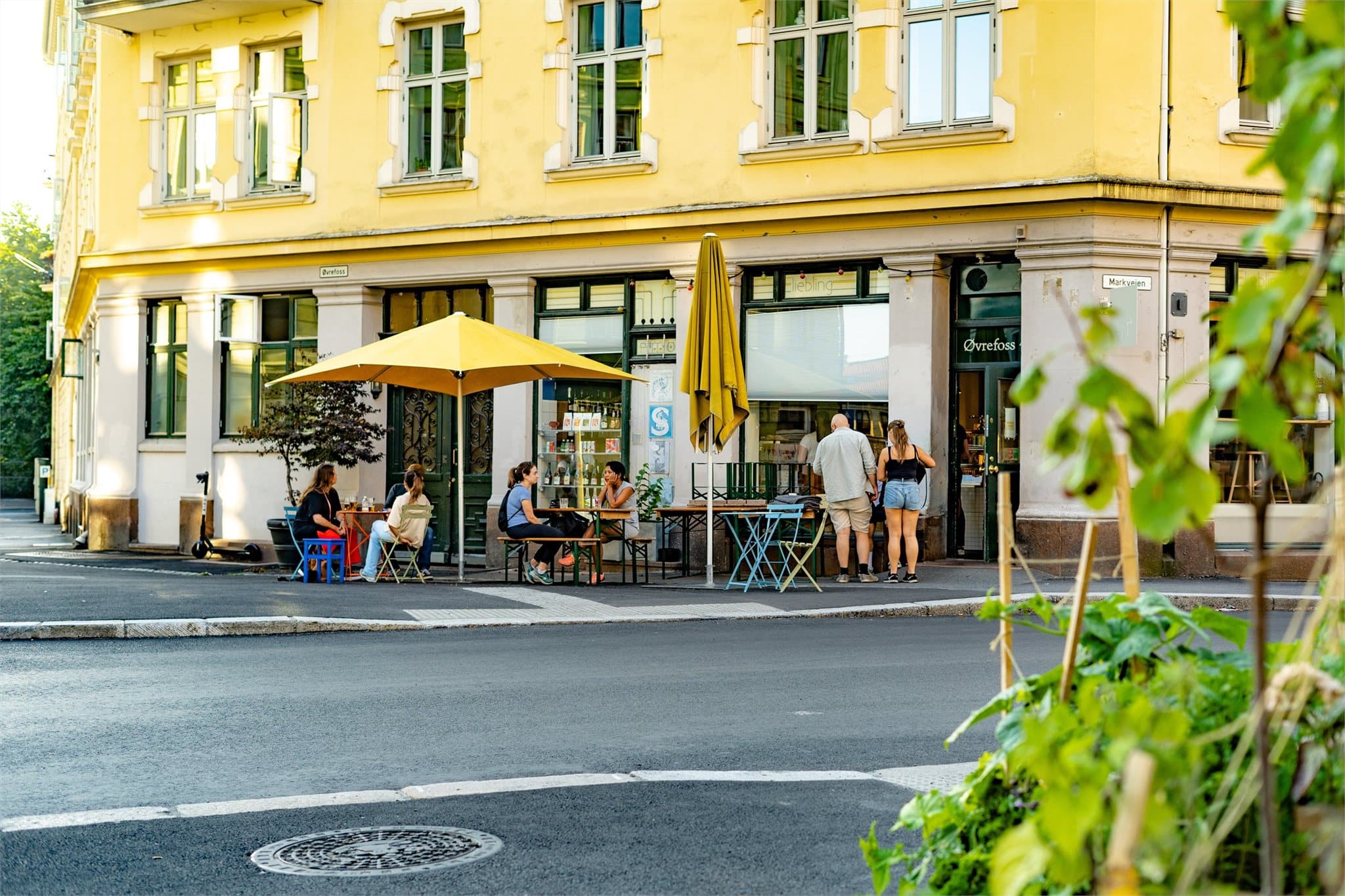 Av lokale godbiter kan Perla bar, Vespa og Humla og Babbo Collective Øvrefoss nevnes