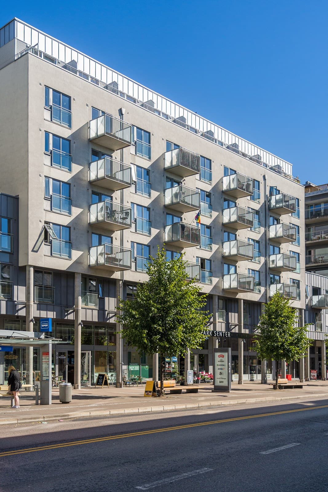 Ringnes park senter med Ringen kino, Meny, Jernia, bakeri, mestergrønn etc.